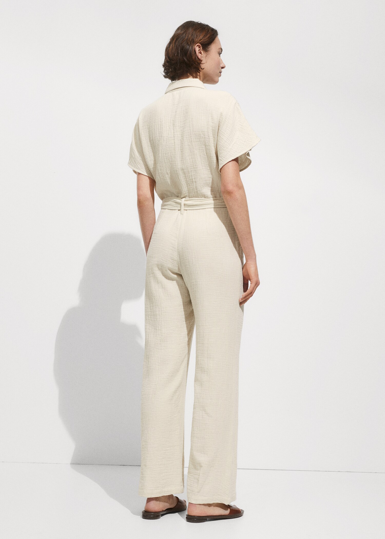 Langer Jumpsuit mit Gürtel - Rückseite des Artikels