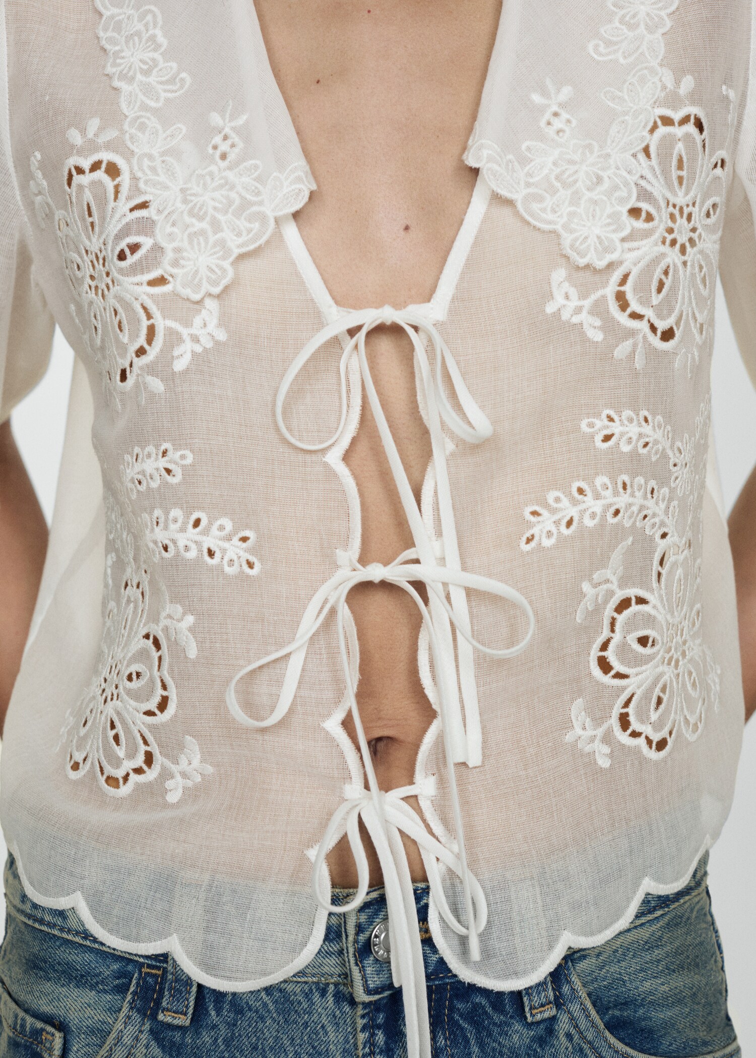 Bestickte Bluse mit Schleife - Detail des Artikels 6