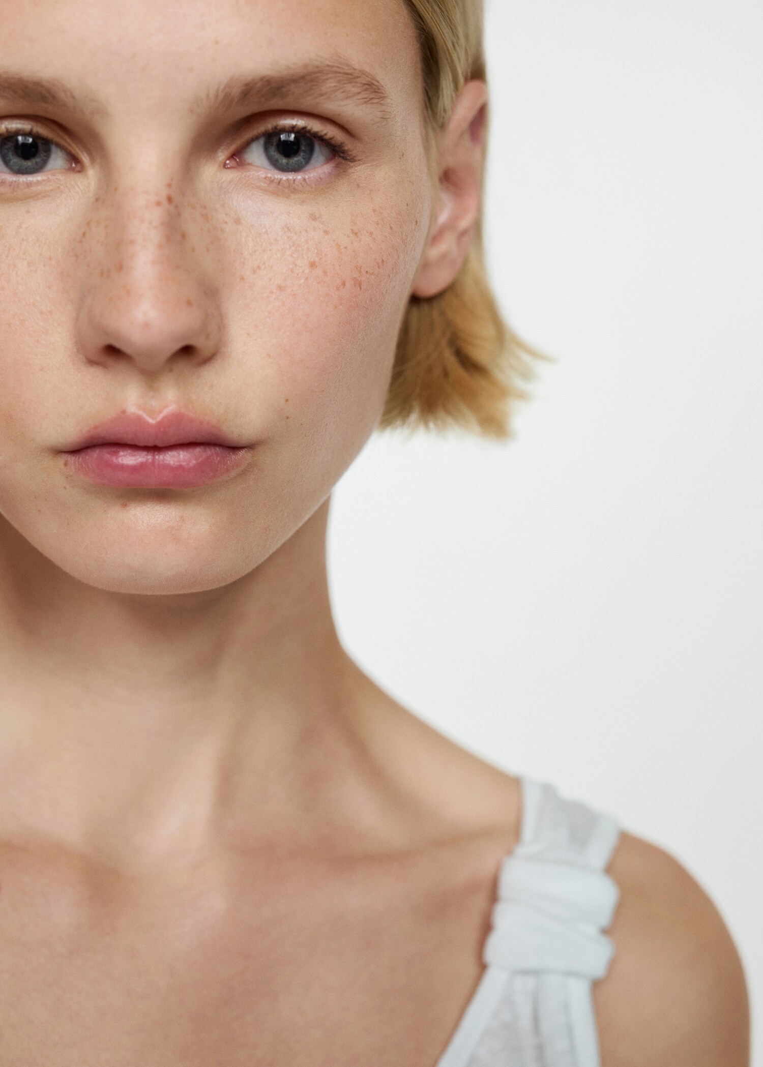 Linen top with knotted straps - Details of the article 1