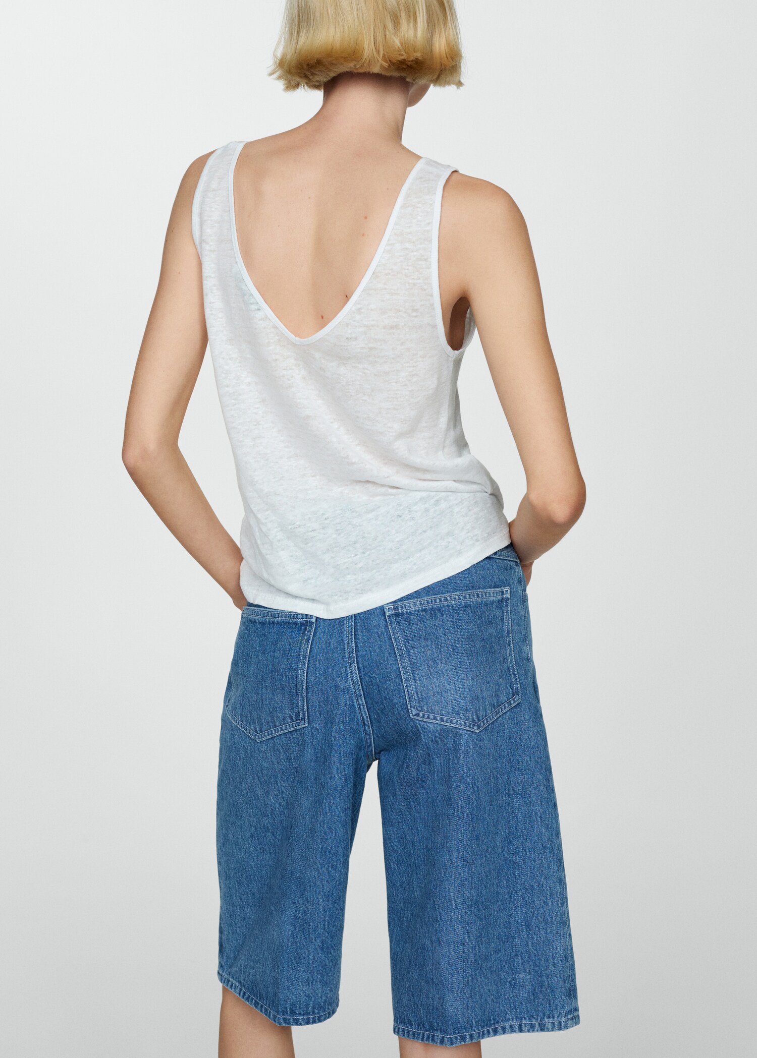 Linen top with knotted straps - Reverse of the article