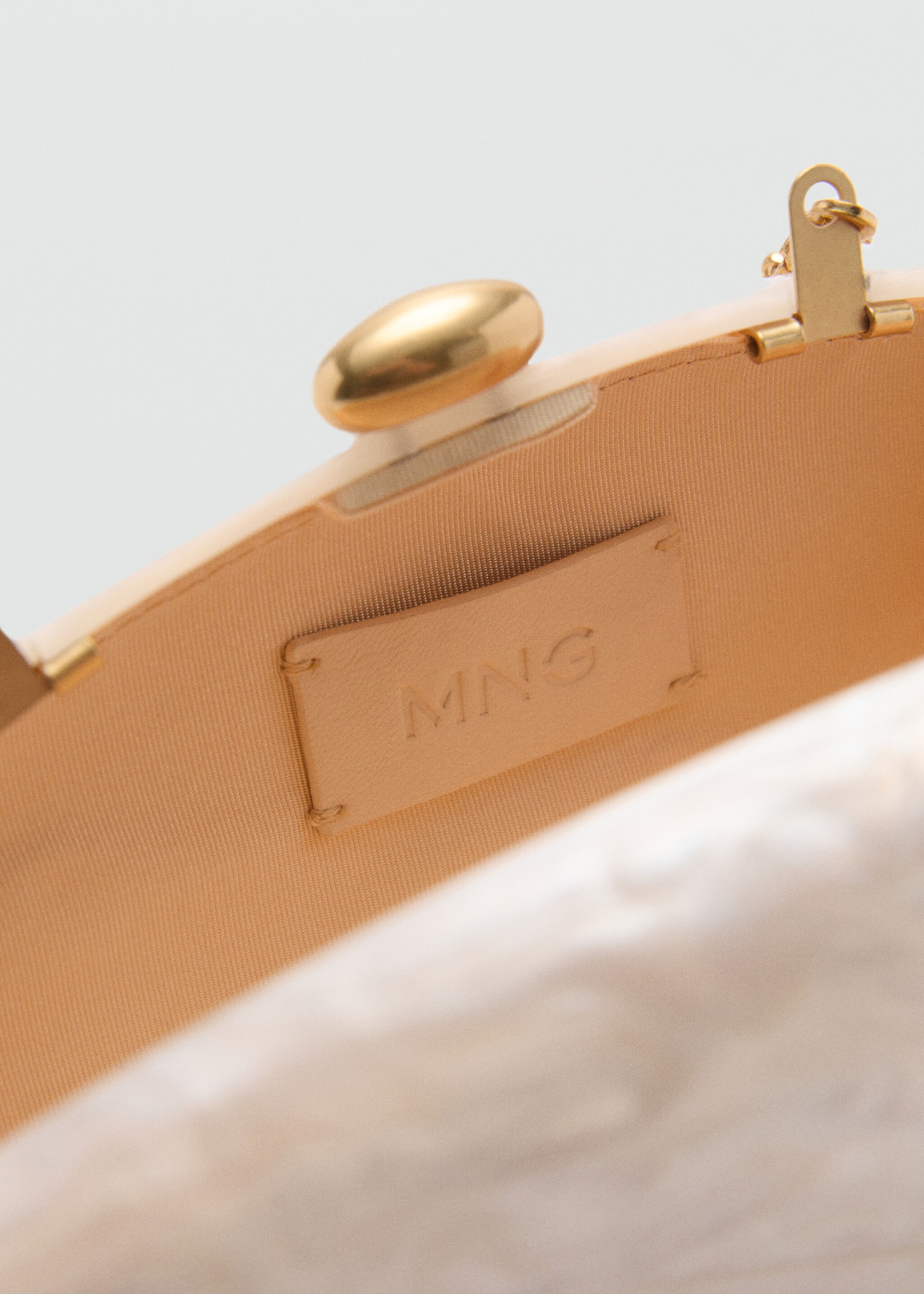 Pearl-effect clutch bag - Details of the article 2, Ivory White. Ref: 77030373-00.