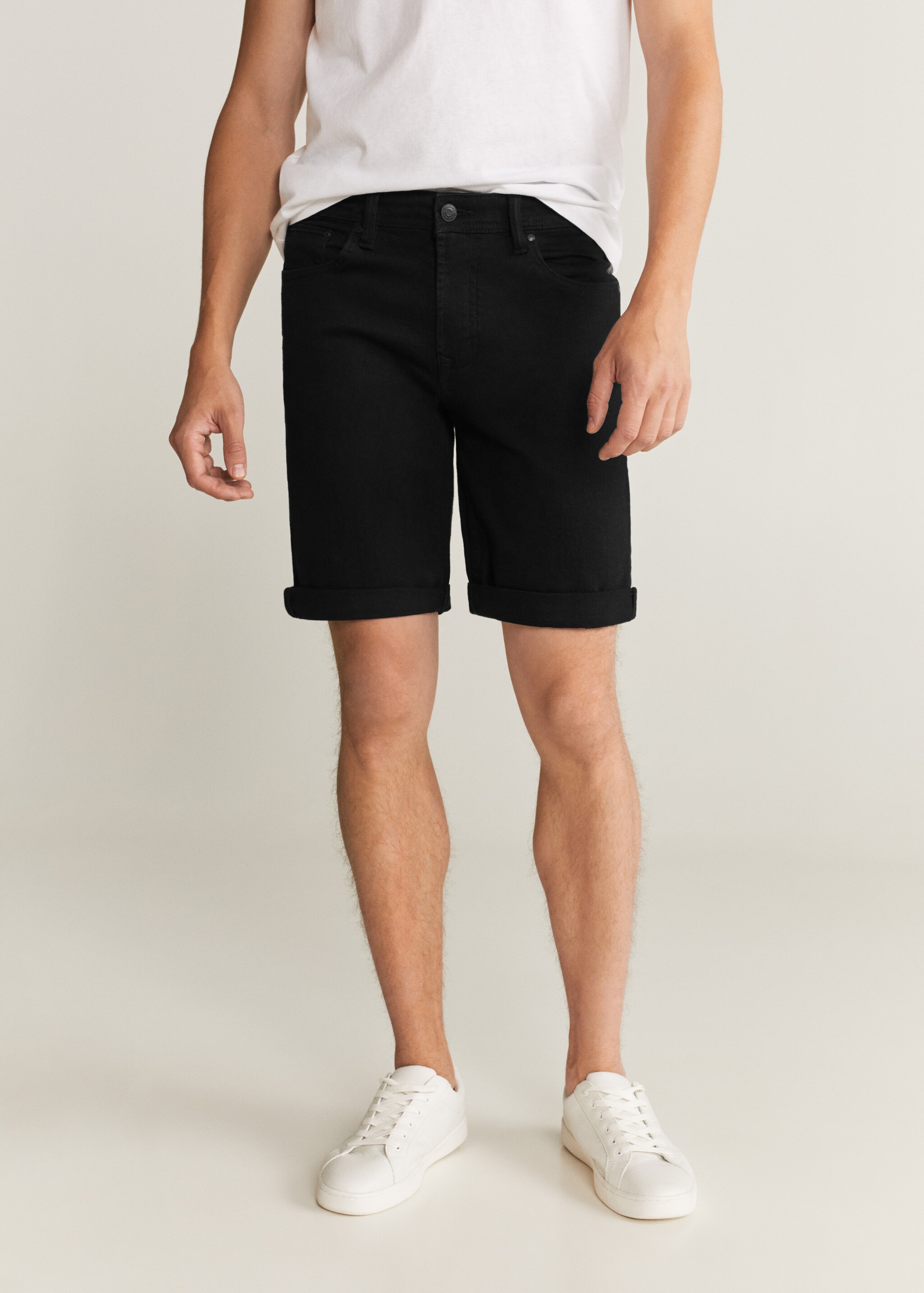 Bermuda denim negro  - Plano medio
