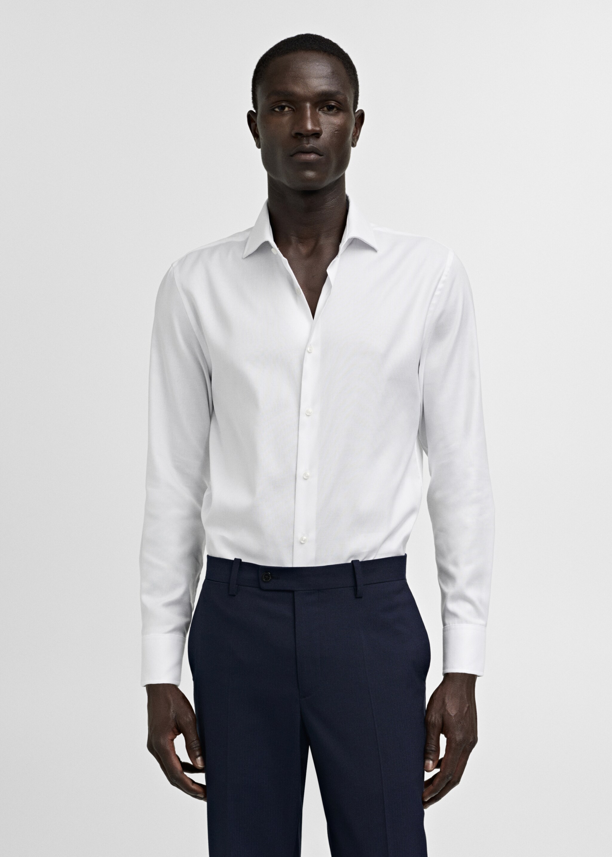 Strukturiertes Slim Fit-Oberhemd aus Baumwolle - Mittlere Ansicht, Weiß. Ref: 77030573-00.