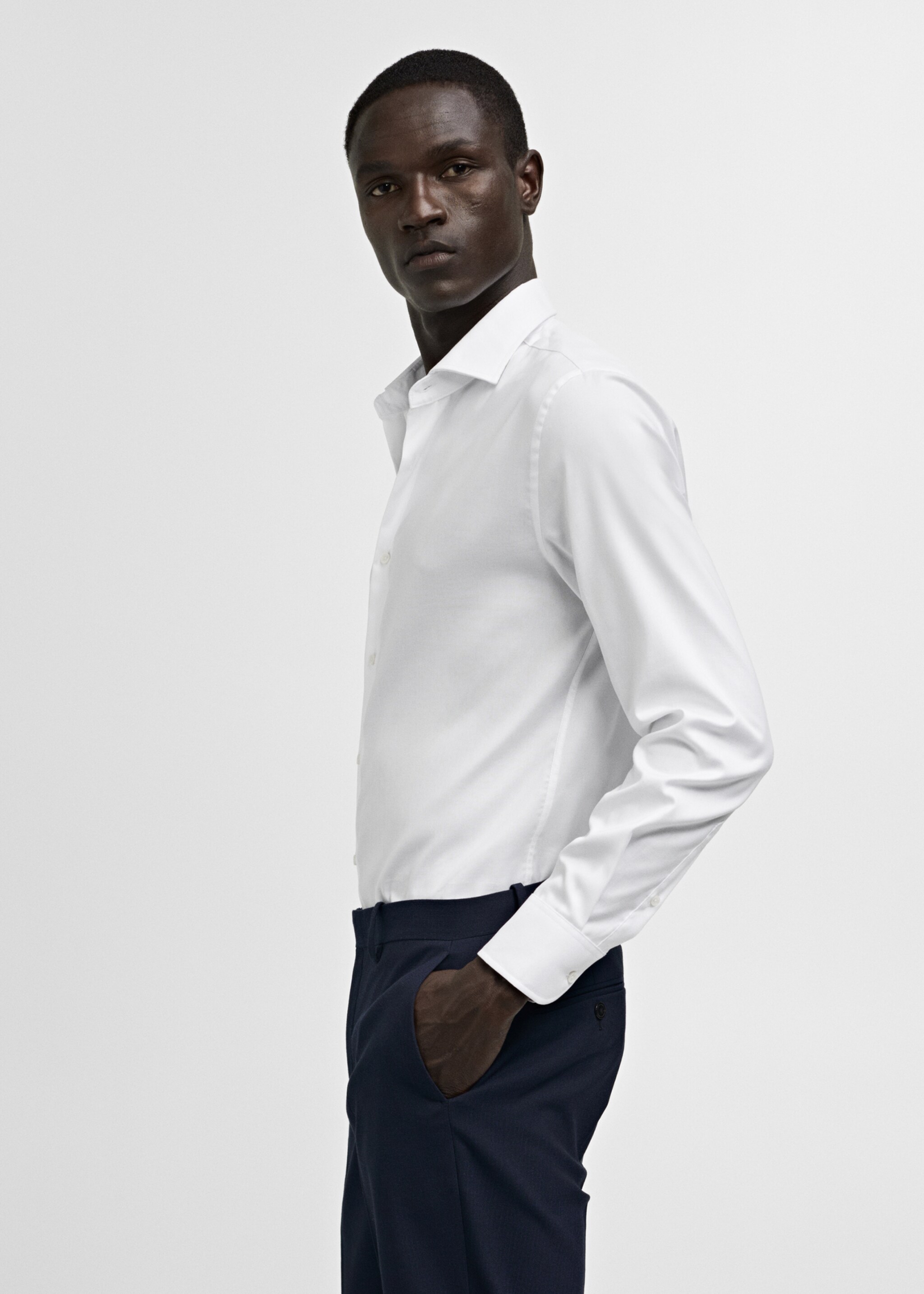 Strukturiertes Slim Fit-Oberhemd aus Baumwolle - Detail des Artikels 2, Weiß. Ref: 77030573-00.
