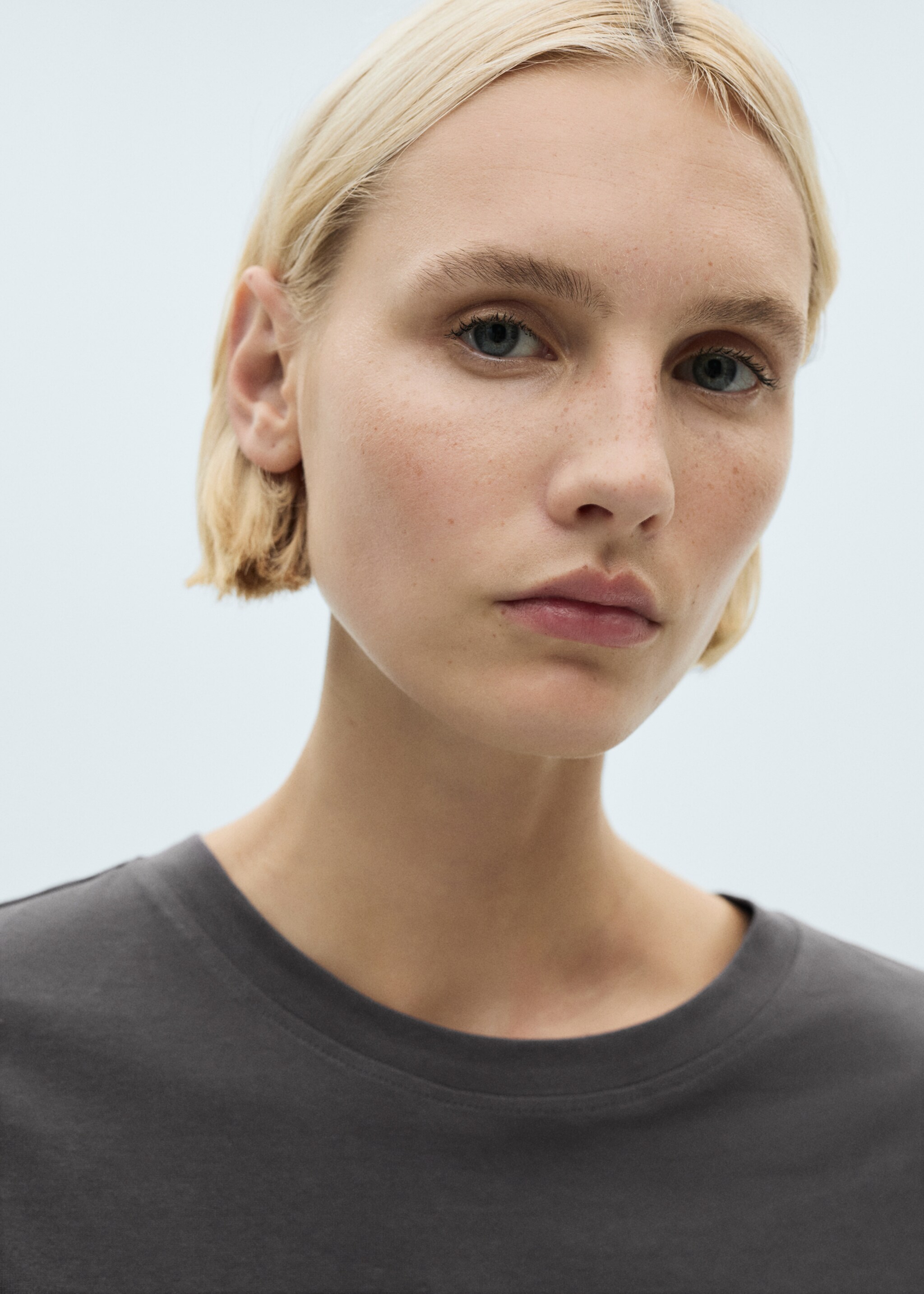 Kurzärmliges Baumwoll-T-Shirt - Detail des Artikels 1, Anthrazit. Ref: 77030581-00.