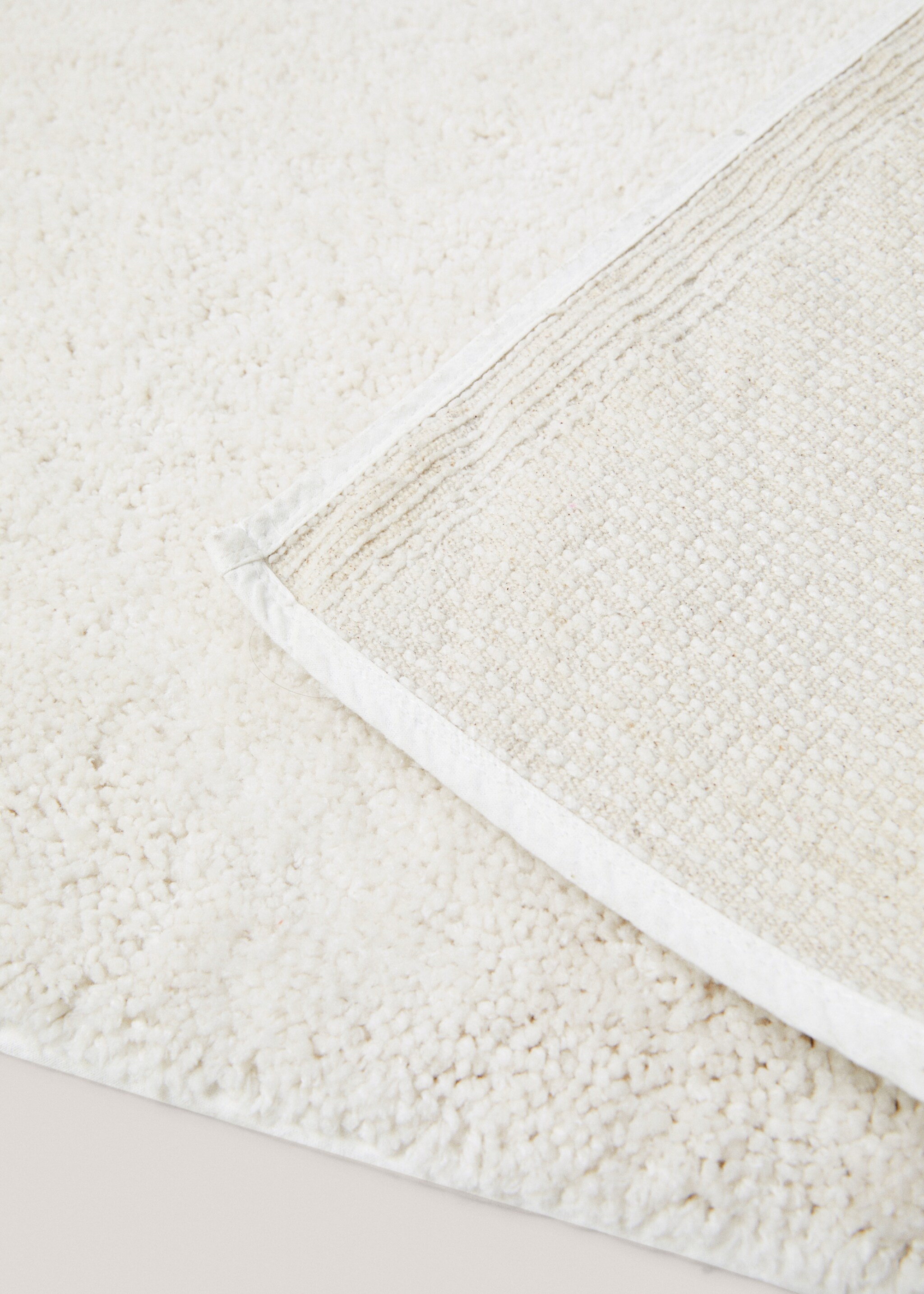 Tapis rectangulaire à poils moyens - Détail de l'article 1, Blanc cassé. Ref: 77030583-00.