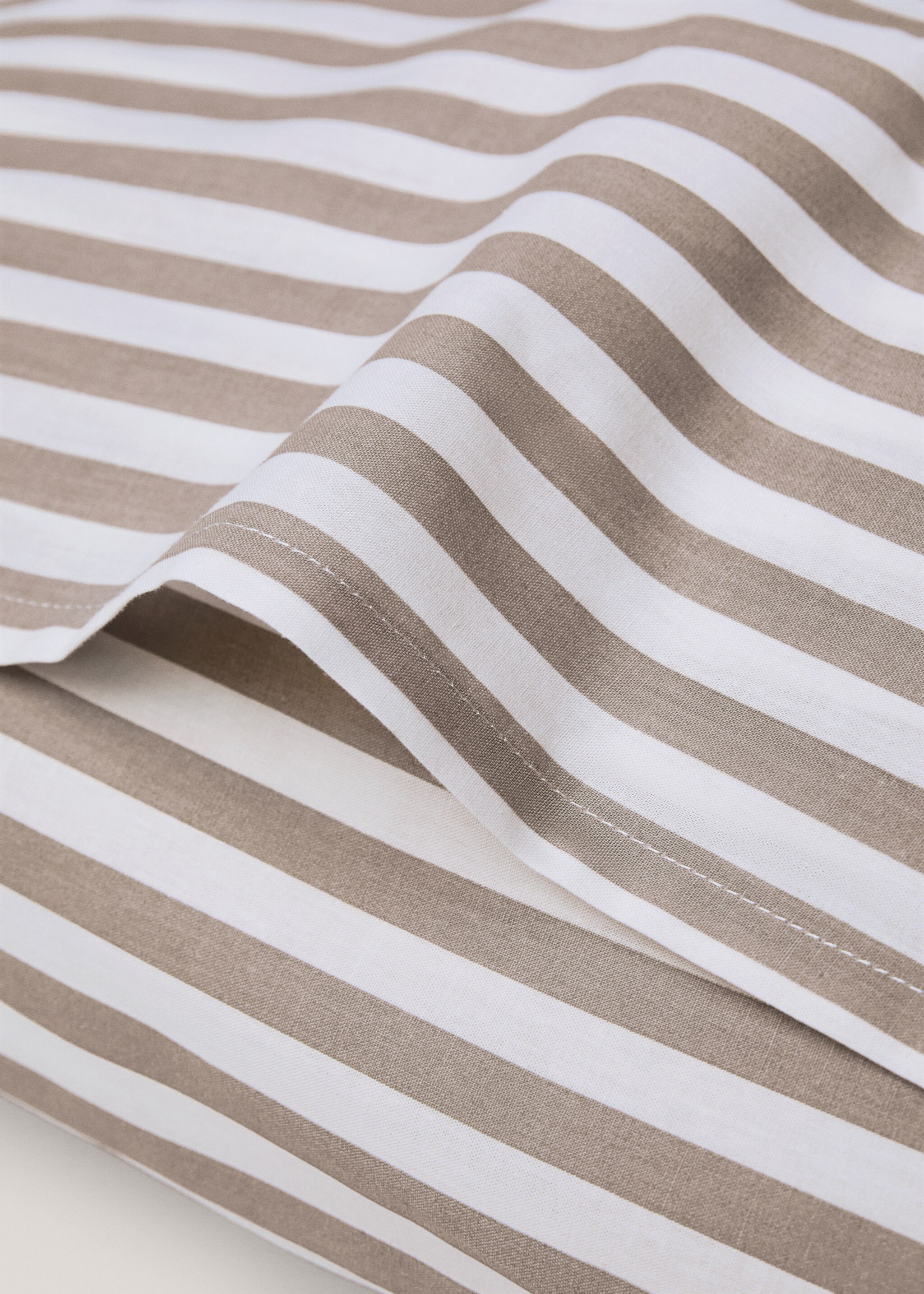 Randigt örngott i bomull 60x60 cm - Detaljer om artikeln 2, Mellanbrun. Ref: 77030591-00.