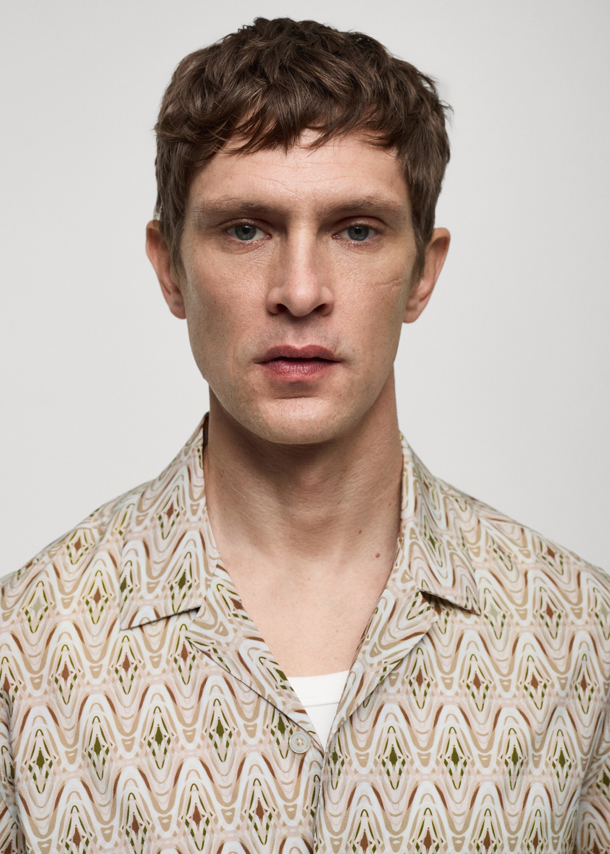 Printed flowing shirt with bowling collar - Details of the article 1, Beige. Ref: 77030624-00.