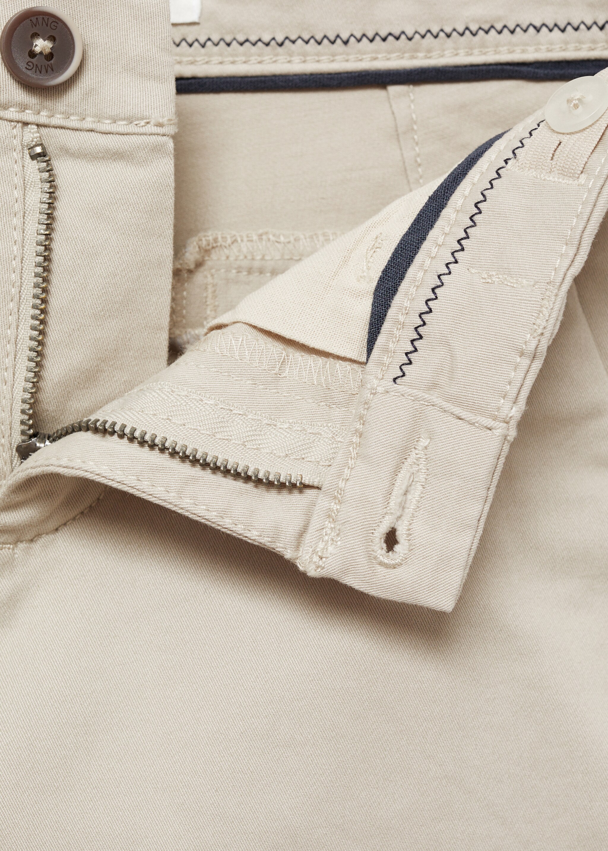 Chinohose aus Baumwolle - Detail des Artikels 8, Eisgrau. Ref: 77031011-00.