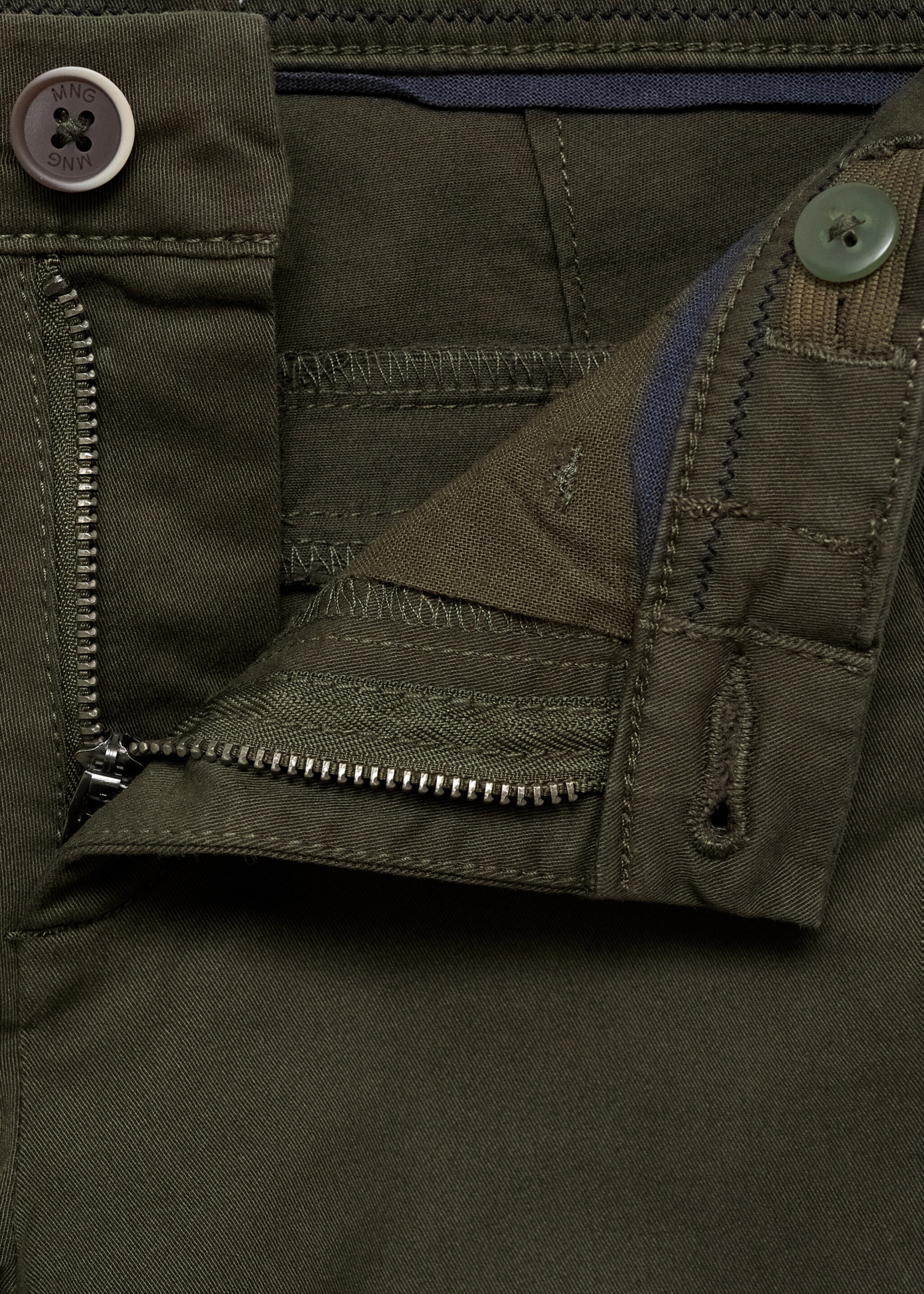 Katoenen chino - Detail van het artikel 0, Bosgroen. Ref: 77031011-00.