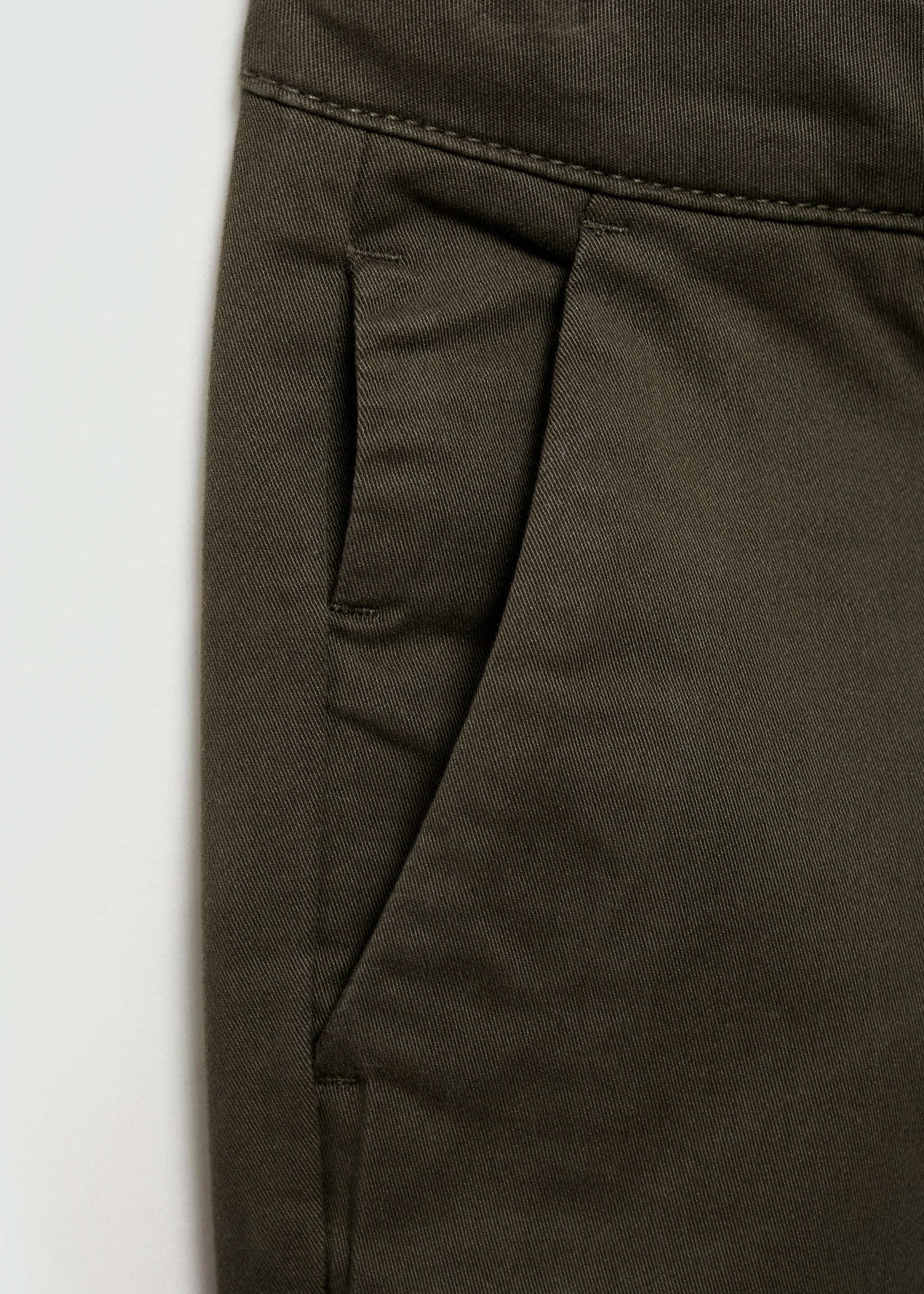 Katoenen chino - Detail van het artikel 8, Bosgroen. Ref: 77031011-00.