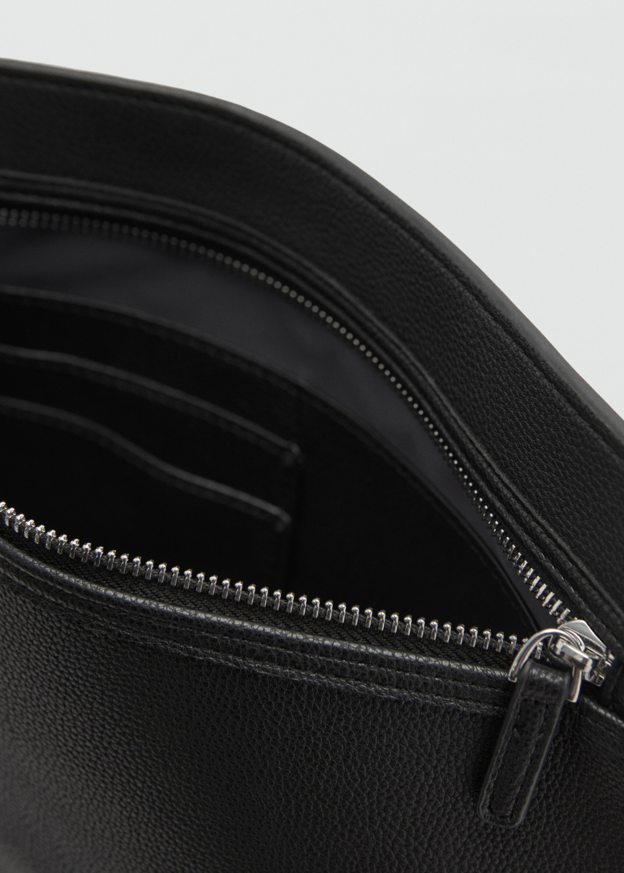 Handtasche mit Leder-Effekt - Detail des Artikels 2, Schwarz. Ref: 77032544-00.