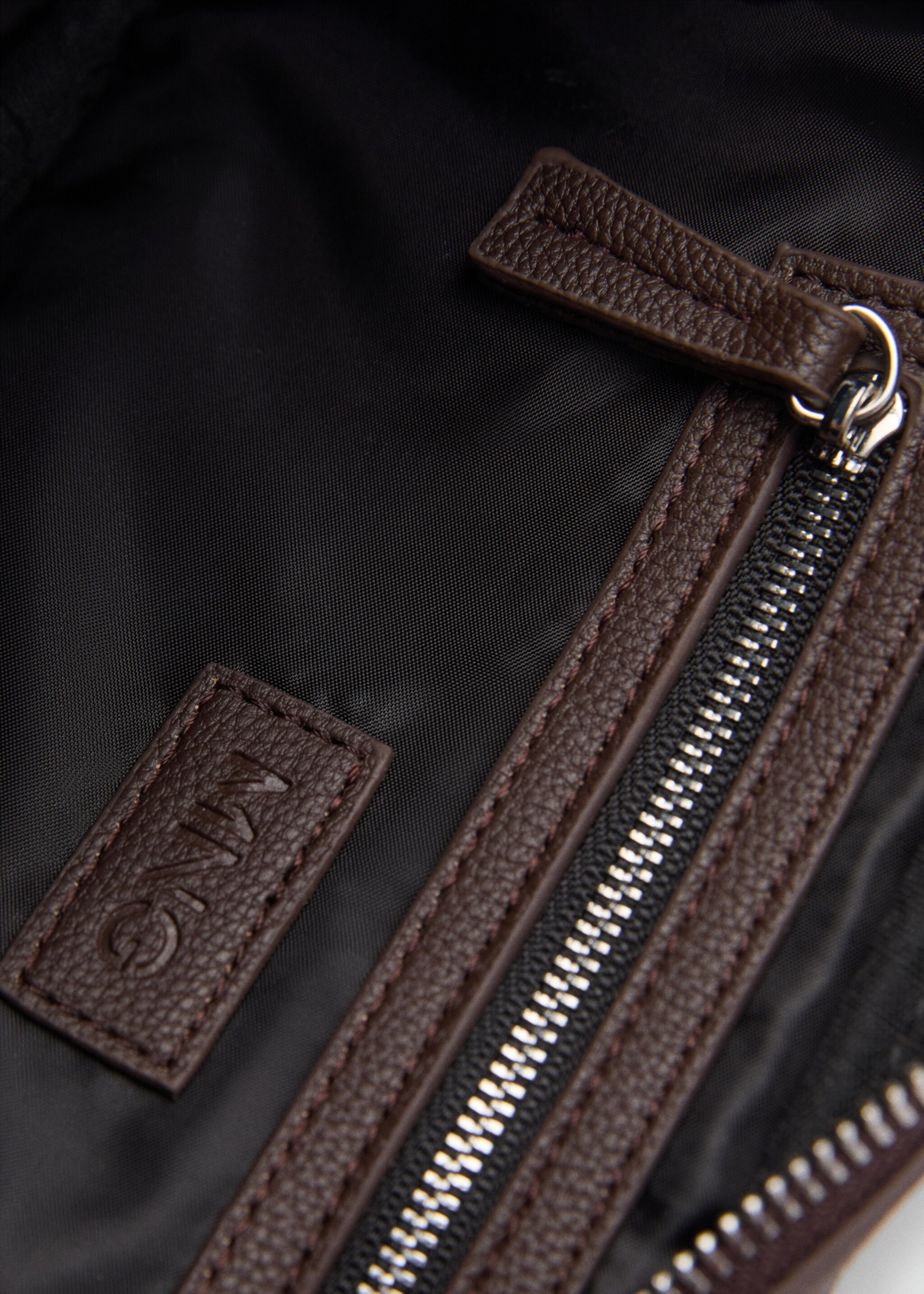 Trousse cuir foulé zip - Détail de l'article 3, Marron. Ref: 77032545-00.