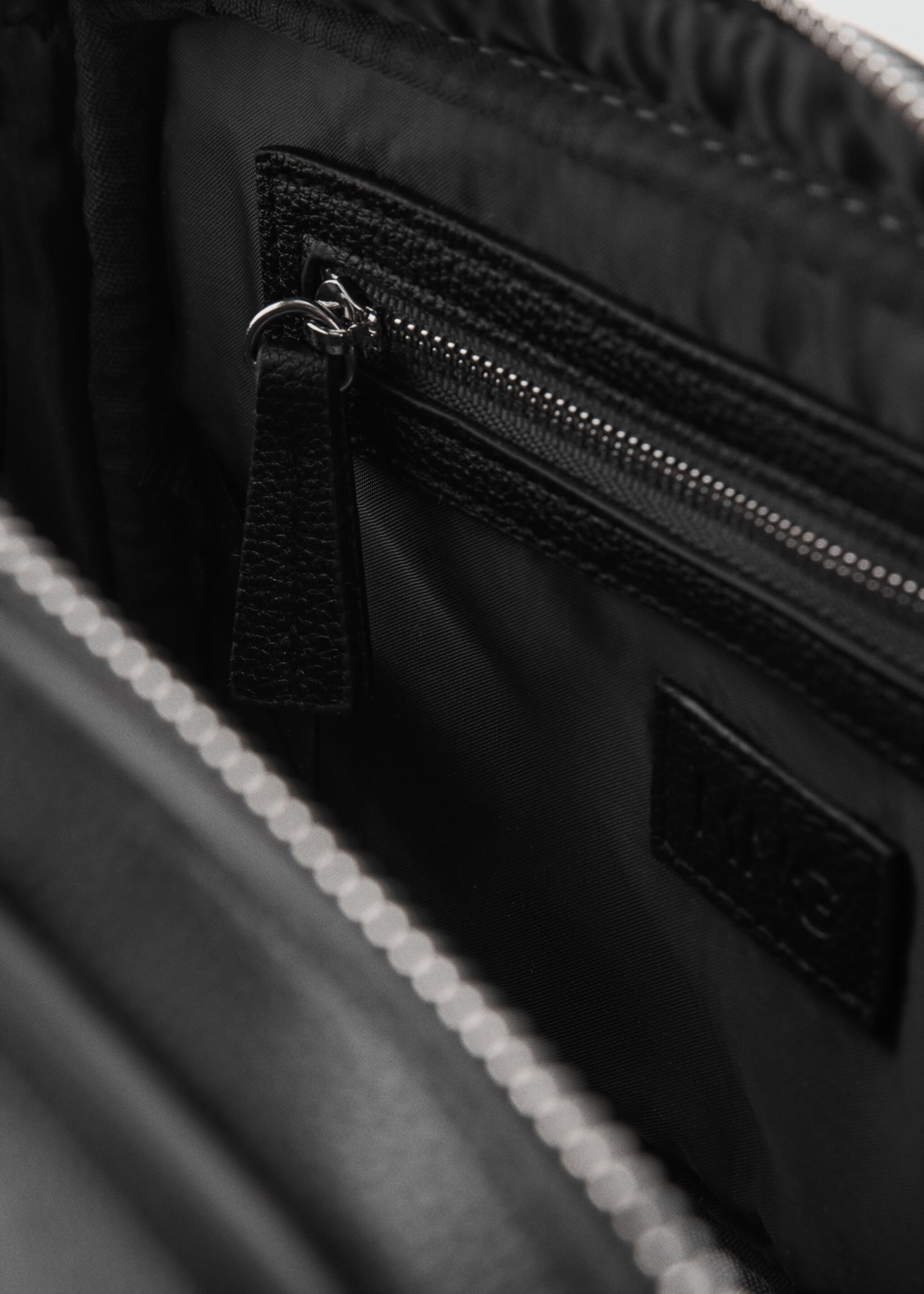 Zipped pebbled cosmetic bag - Details of the article 2, Black. Ref: 77032546-00.