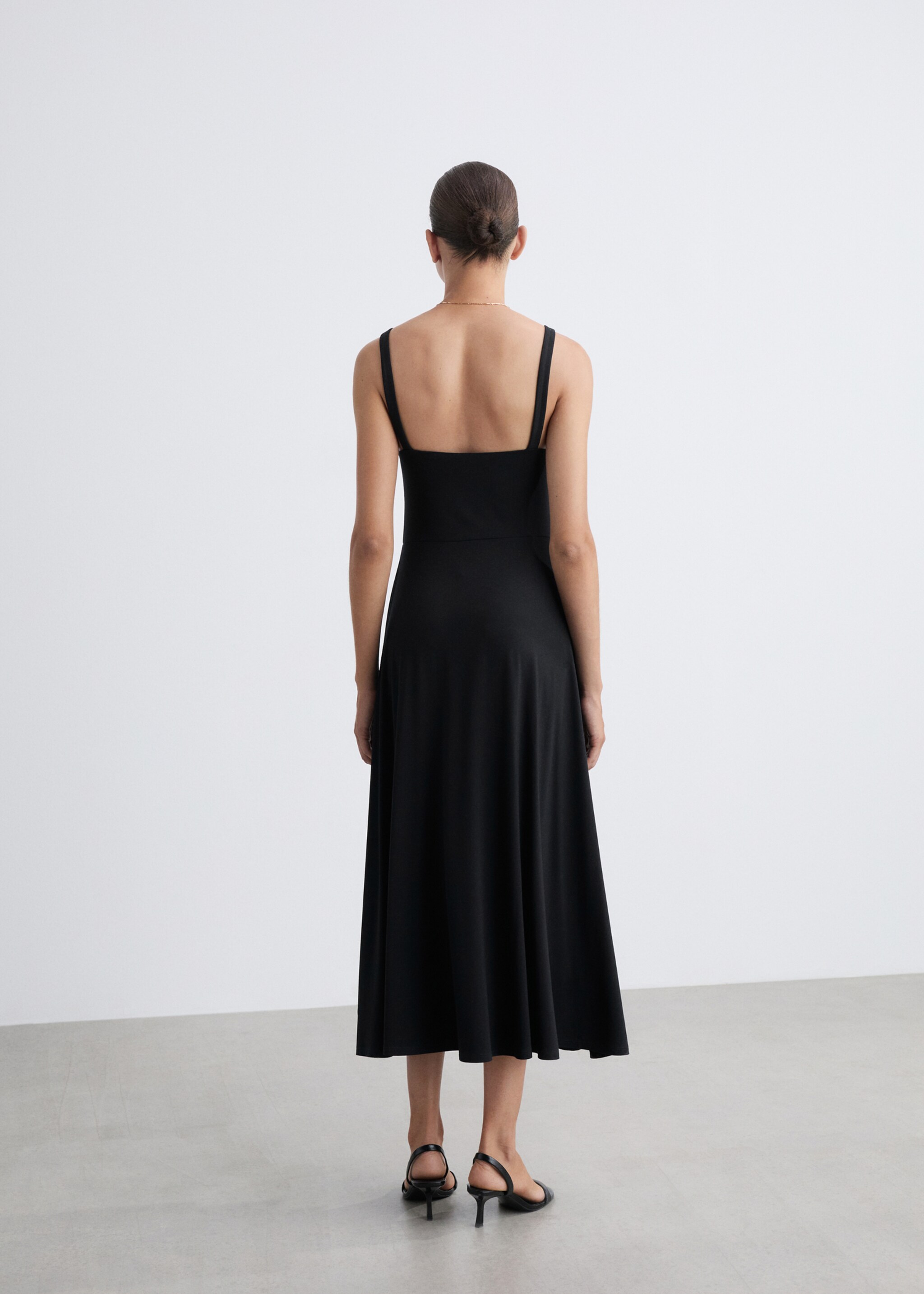 Ausgestelltes Trägerkleid - Rückseite des Artikels