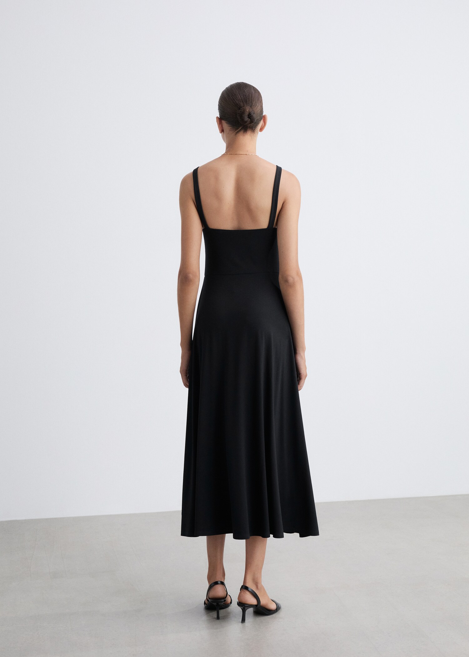 Ausgestelltes Trägerkleid - Rückseite des Artikels
