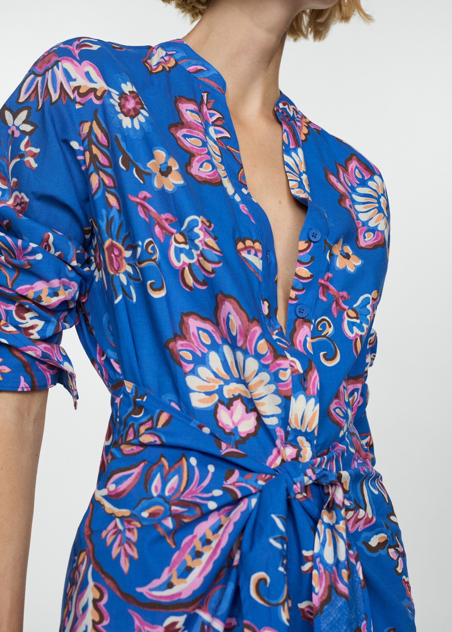 Robe en imprimé fleuri nœud - Plan moyen