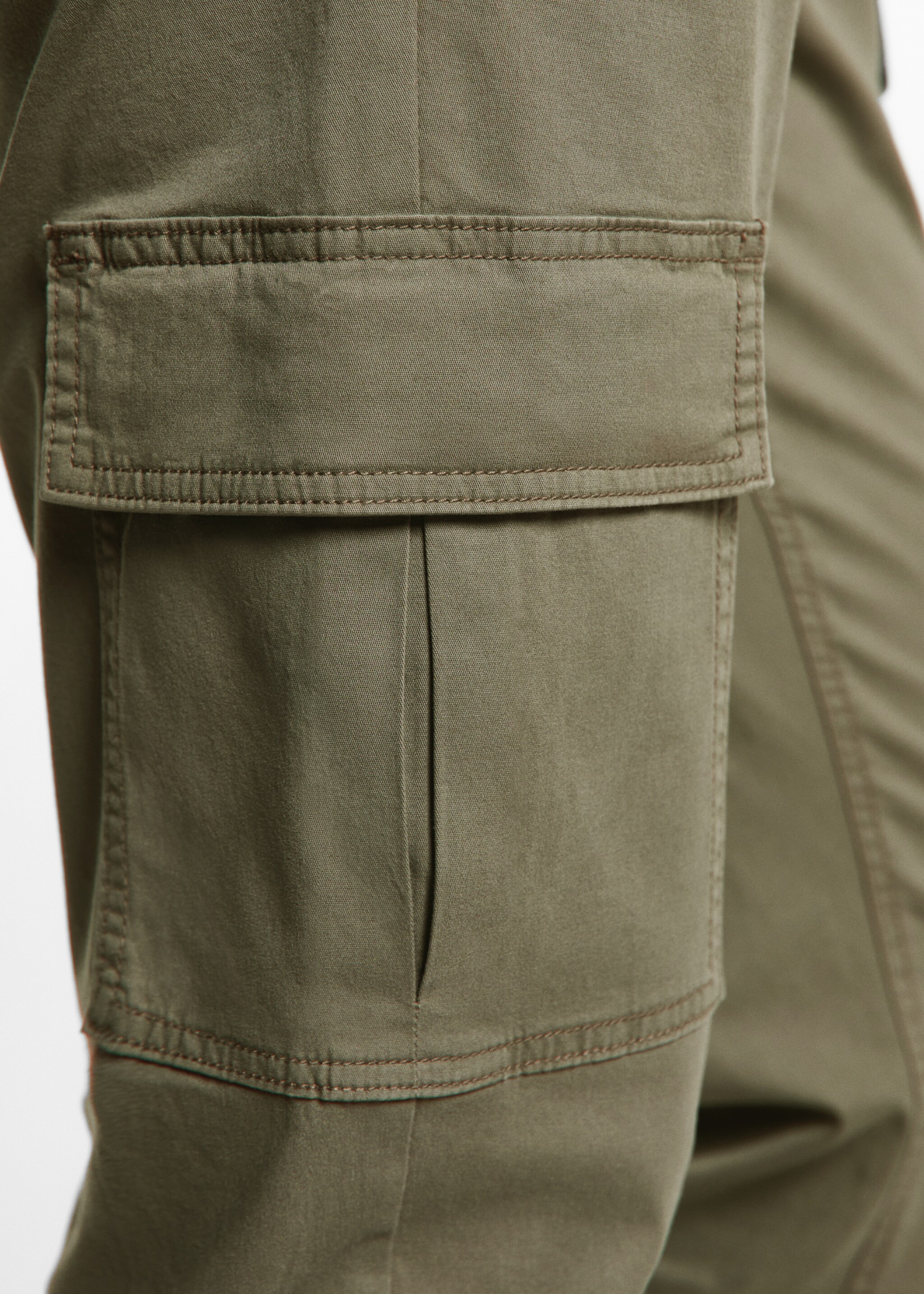 Joggerpants im Cargo-Stil - Detail des Artikels 2, Dunkelgrün. Ref: 77032937-00.