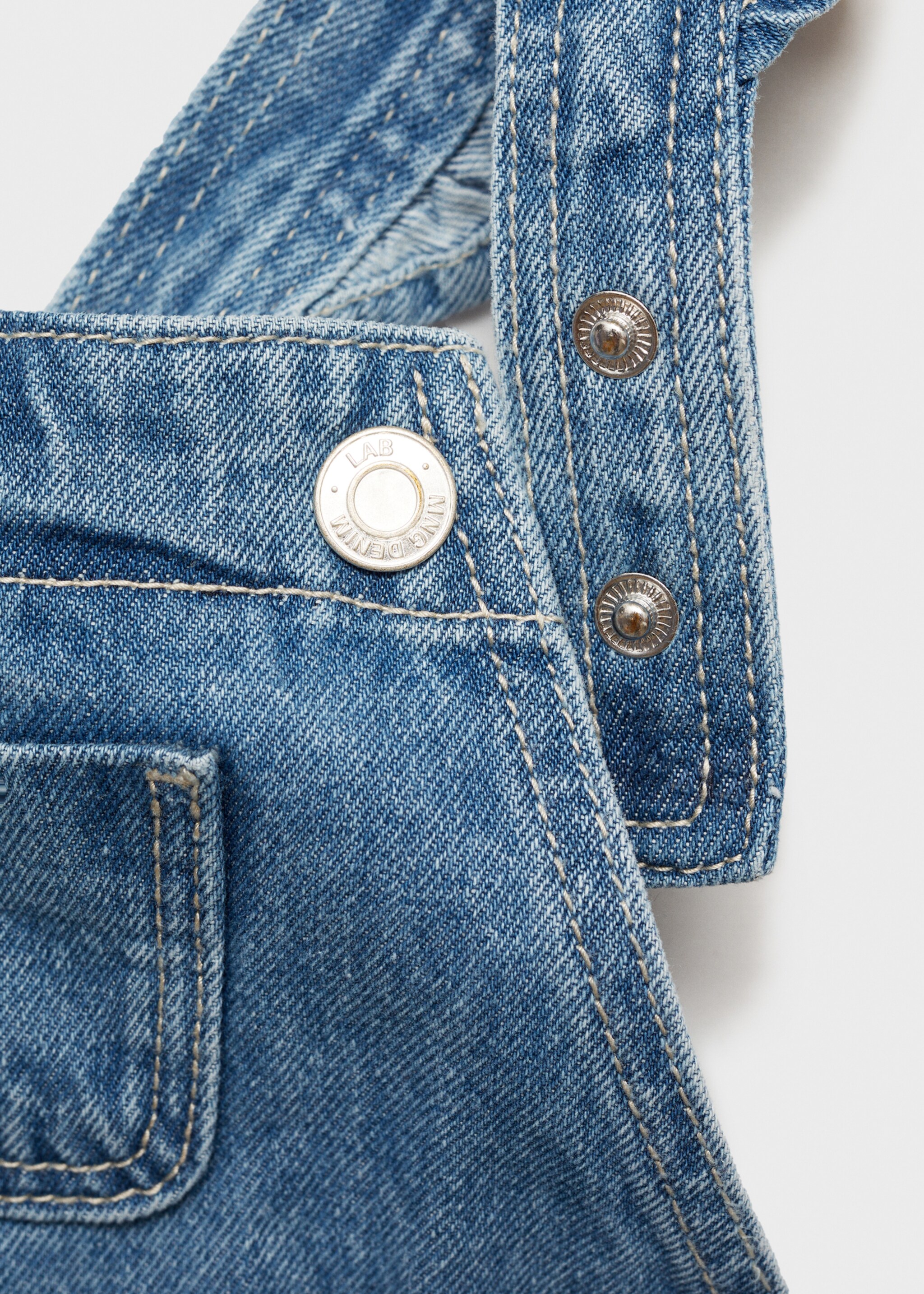 Jeans-Latzhose mit Rüschen - Detail des Artikels 8, Mittelblau. Ref: 77033260-00.