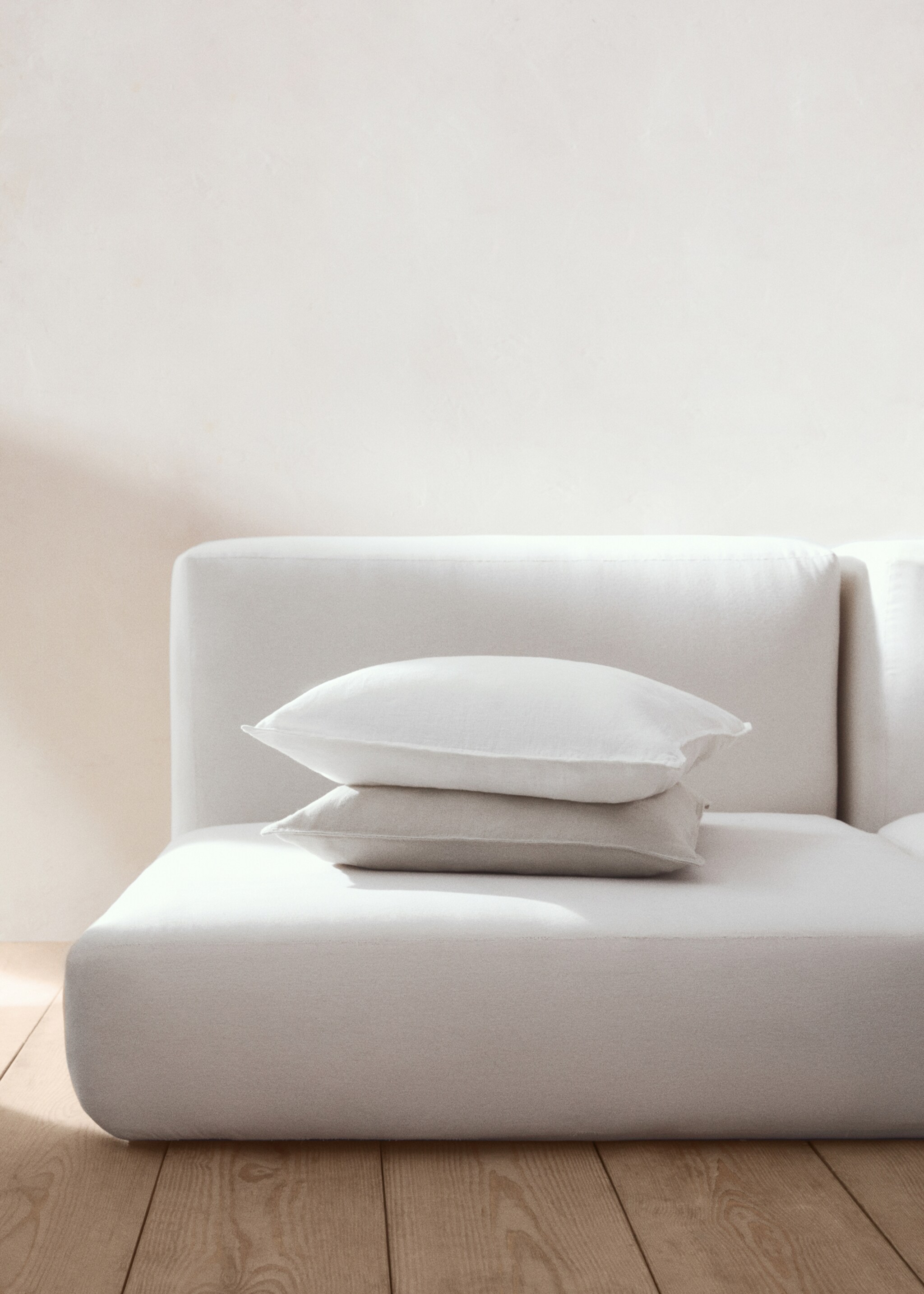100% linen cushion case 45x45cm - Details of the article 8, White. Ref: 77033278-00.
