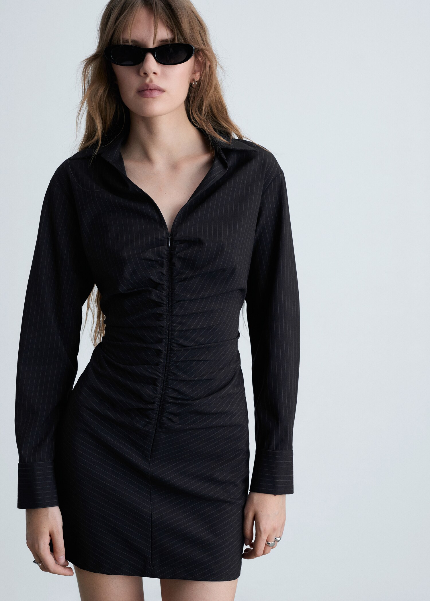 Zip-Kleid mit Raffdetails - Mittlere Ansicht