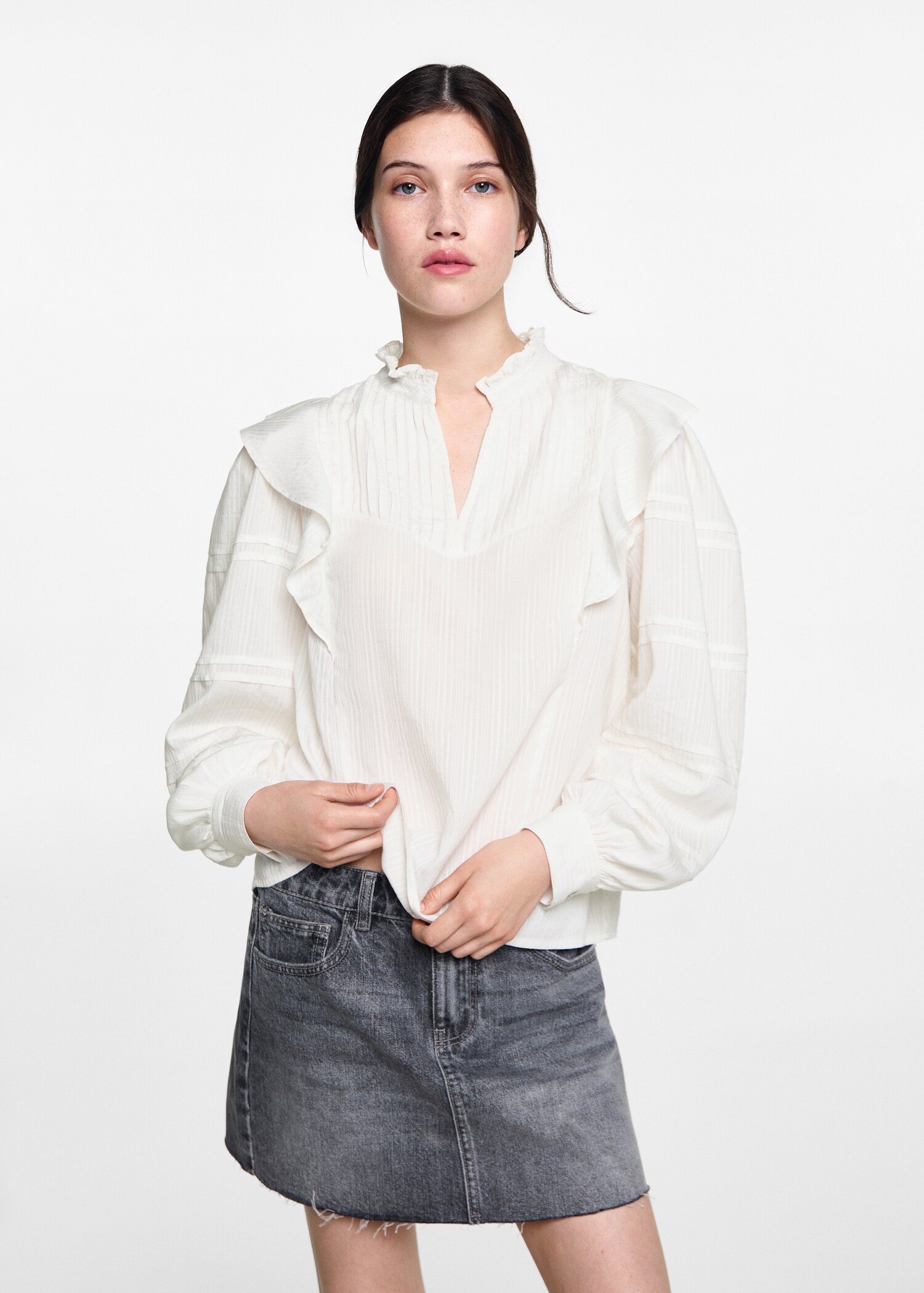 Bluse mit Rüschen-Relief - Mittlere Ansicht