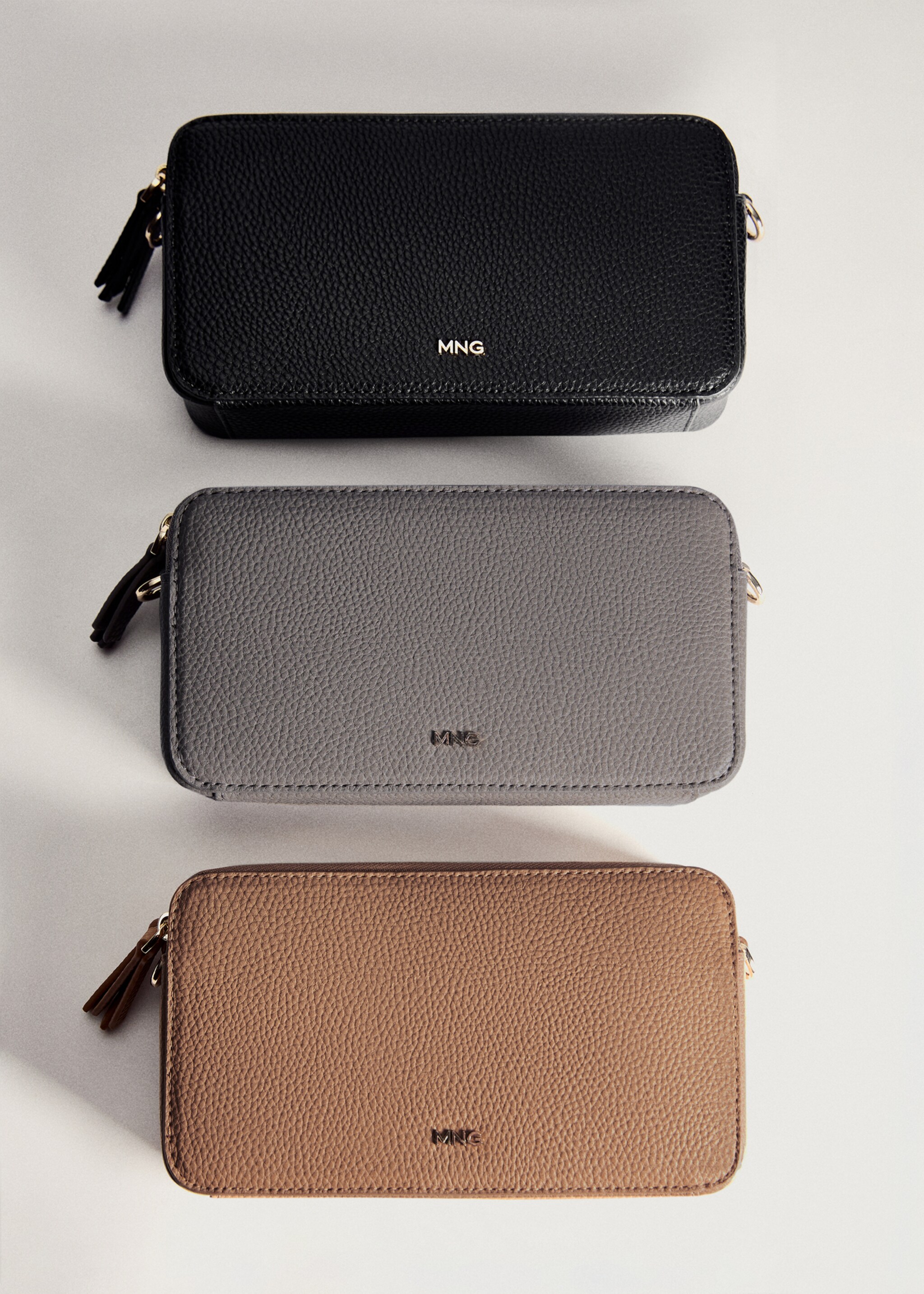 Shoulder bag with double zip - Details of the article 5, Leather. Ref: 77034055-00.