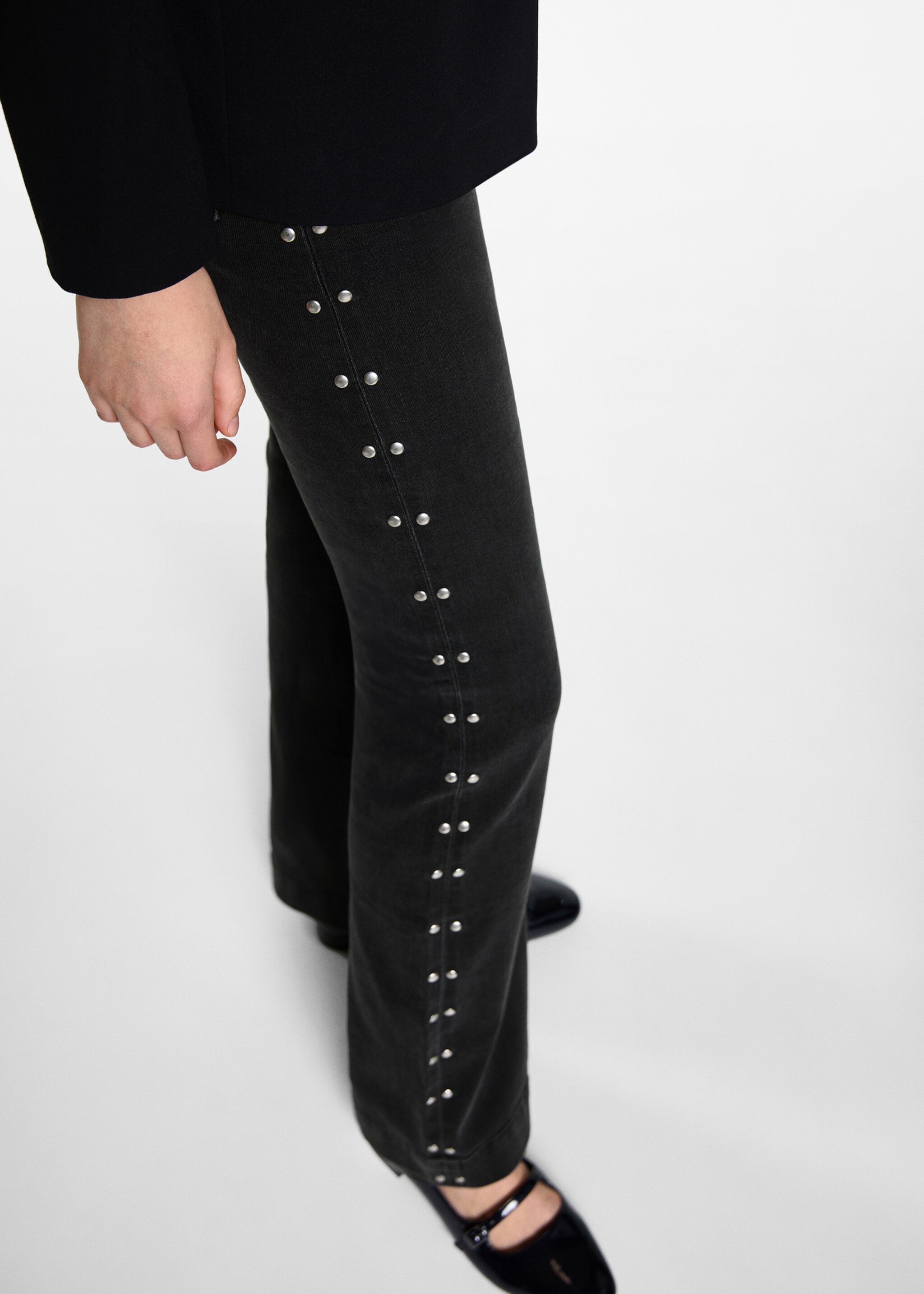 Jeans flare tachuelas - Detalle del artículo 2, Denim negro. Ref: 77034066-00.