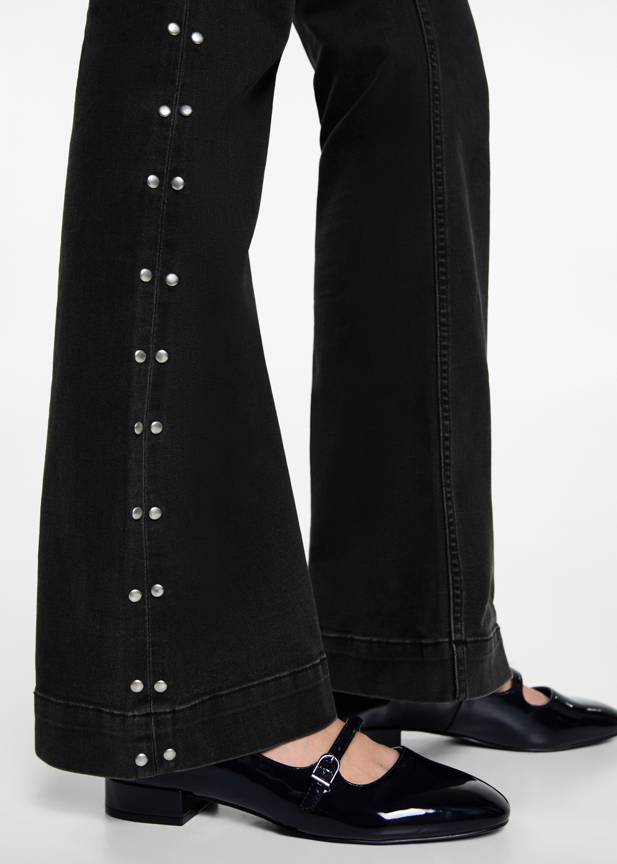Jeans flare tachuelas - Detalle del artículo 6, Denim negro. Ref: 77034066-00.