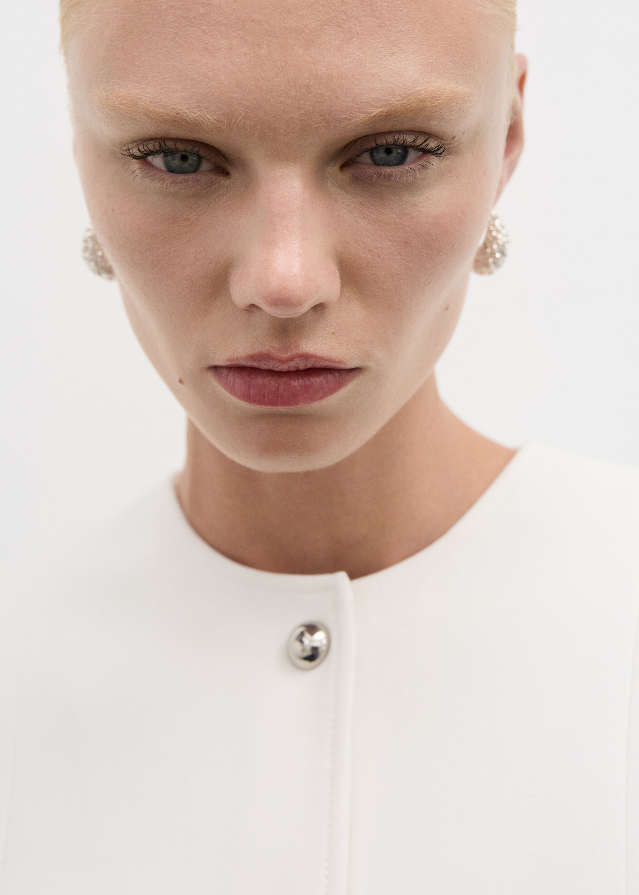 Jachetă cu nasturi și buzunare - Detaliu al articolului 1, Alb. Ref: 77034068-00.