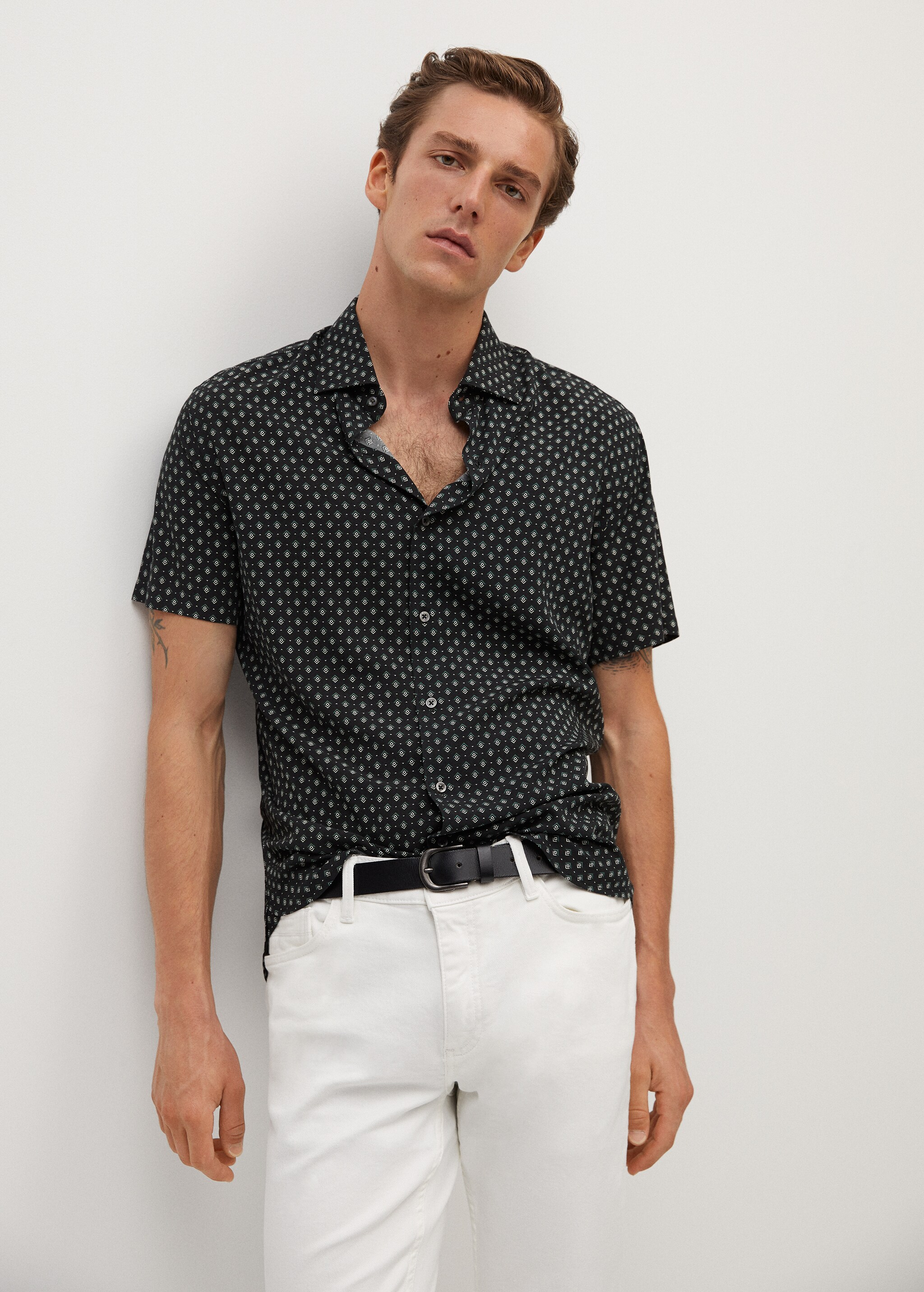 Camisa slim fit estampado mosaico - Plano medio