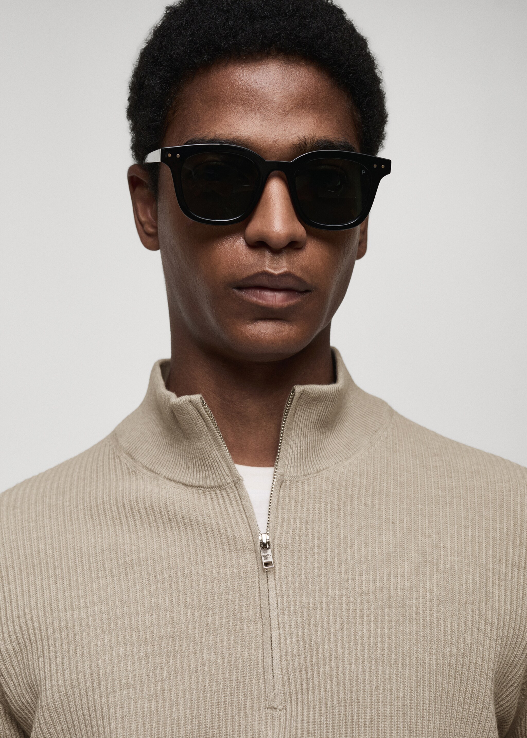 Gerippter Pullover mit Zip-Kragen - Detail des Artikels 1, Beige. Ref: 77034444-00.