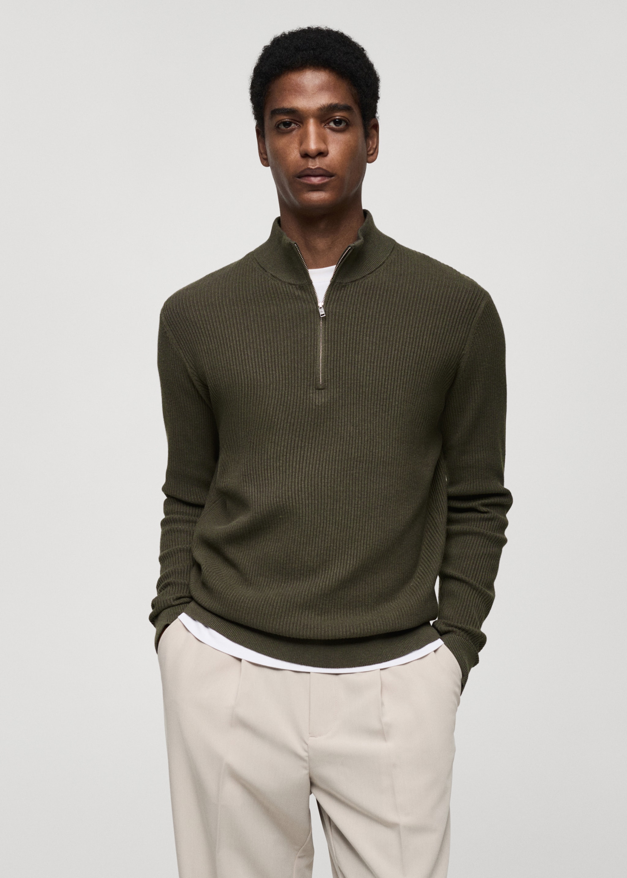Gerippter Pullover mit Zip-Kragen - Mittlere Ansicht, Khaki. Ref: 77034444-00.