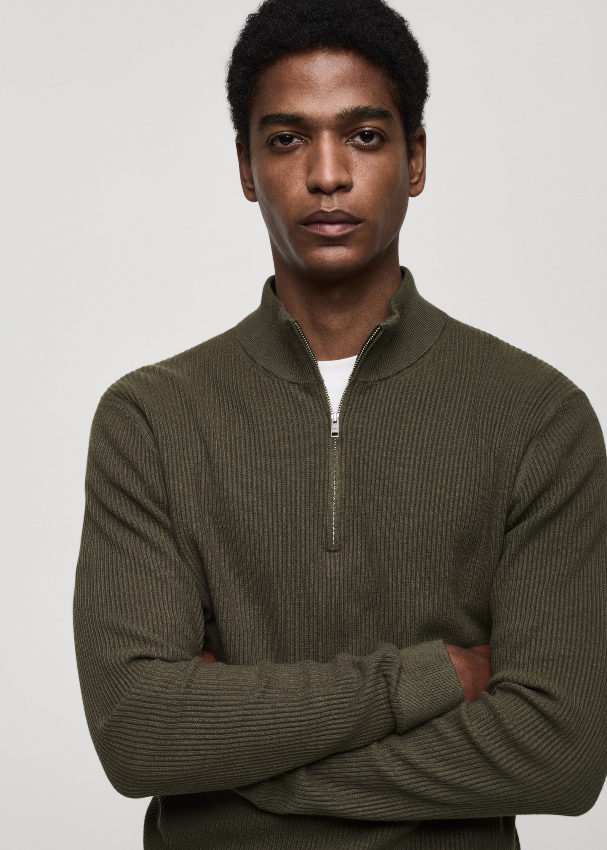 Gerippter Pullover mit Zip-Kragen - Detail des Artikels 1, Khaki. Ref: 77034444-00.