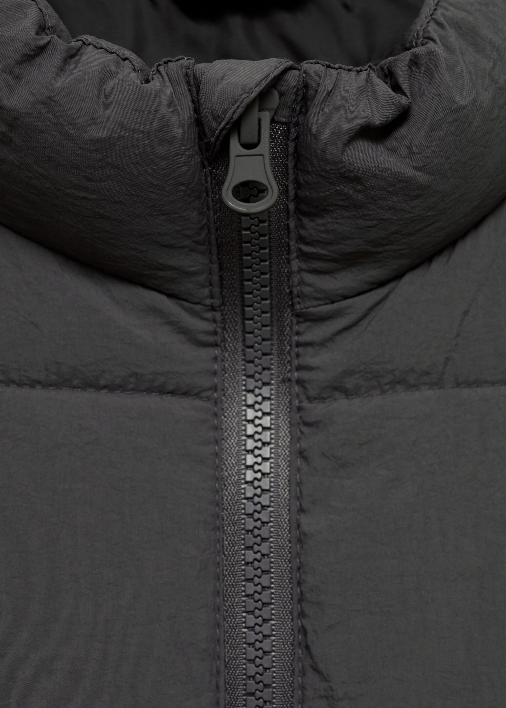 Quilted gilet with pockets - Details of the article 0, Grey. Ref: 77034781-00.