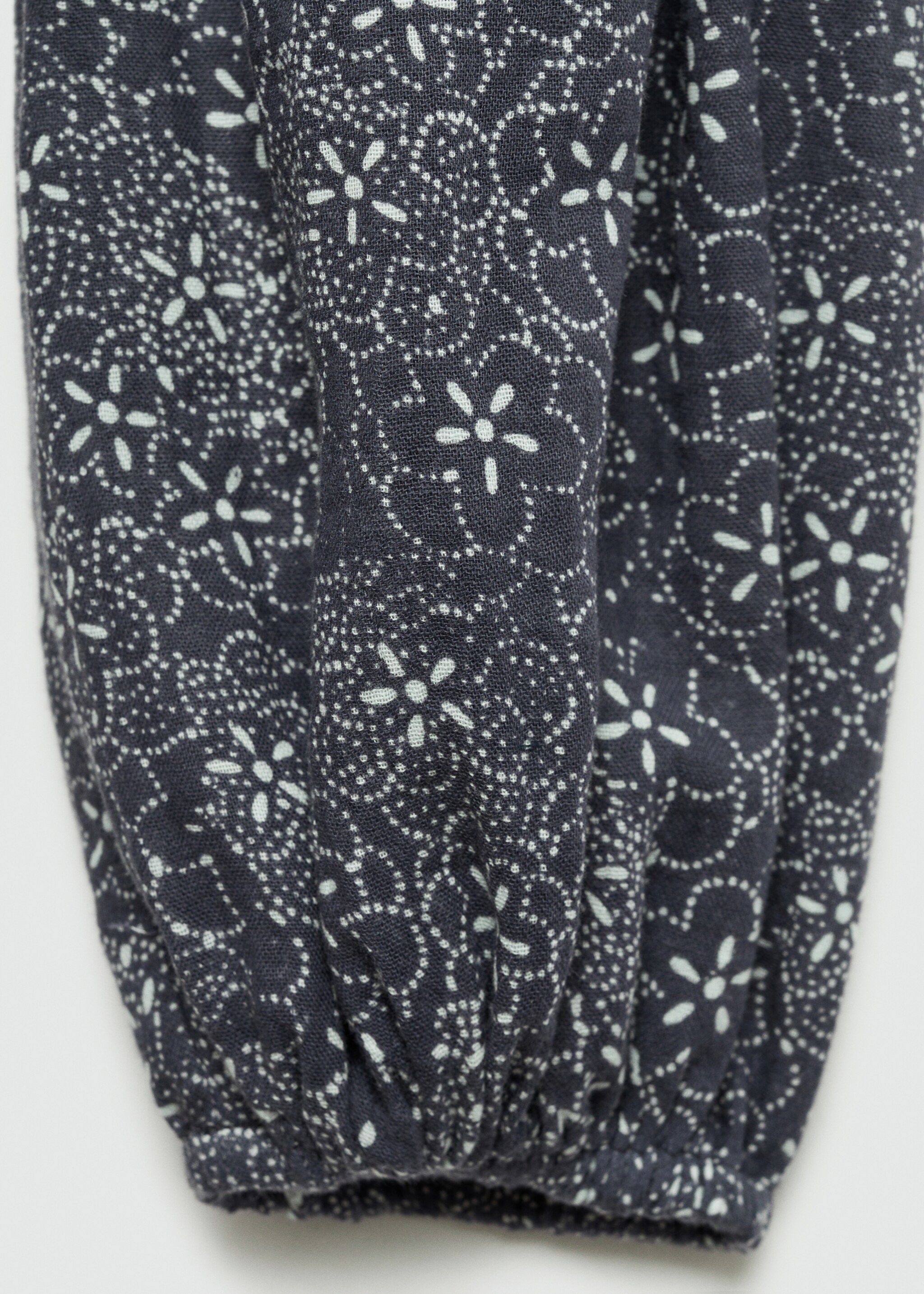 Kleid mit Blumendruck - Detail des Artikels 0, Anthrazit. Ref: 77034786-00.