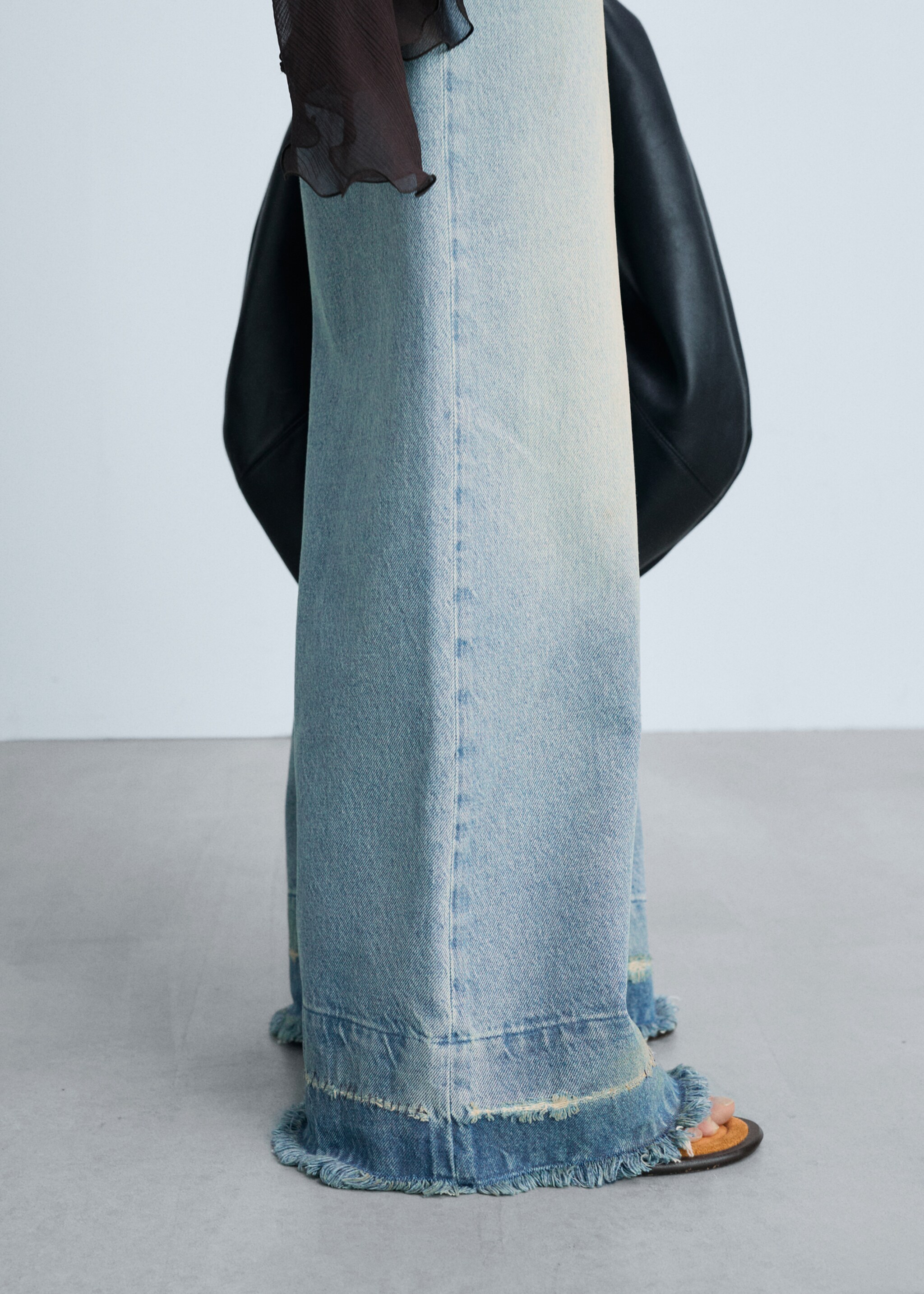 Wideleg low frayed hem jeans - Details of the article 6, Light Blue. Ref: 77034791-00.