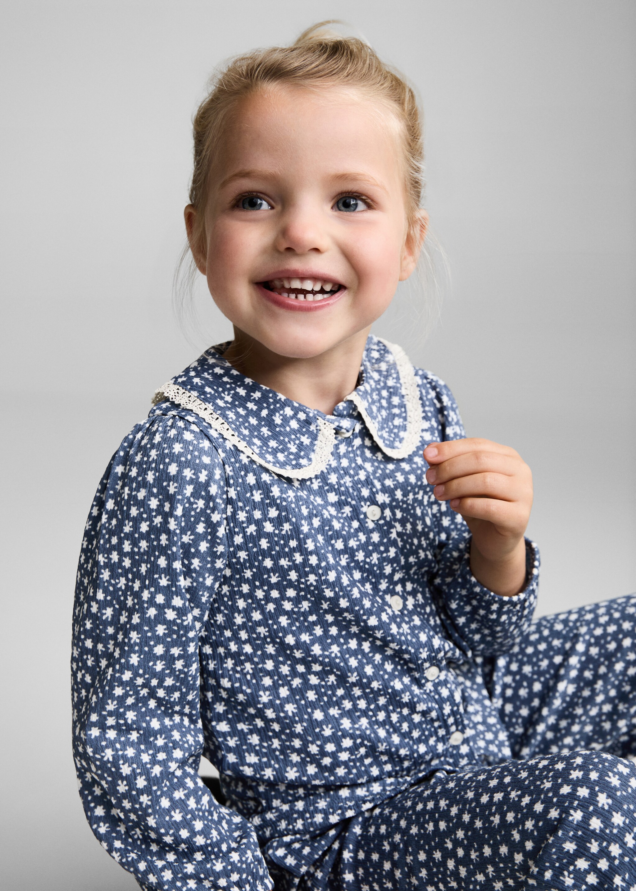 Printed blouse with babydoll collar - Details of the article 2