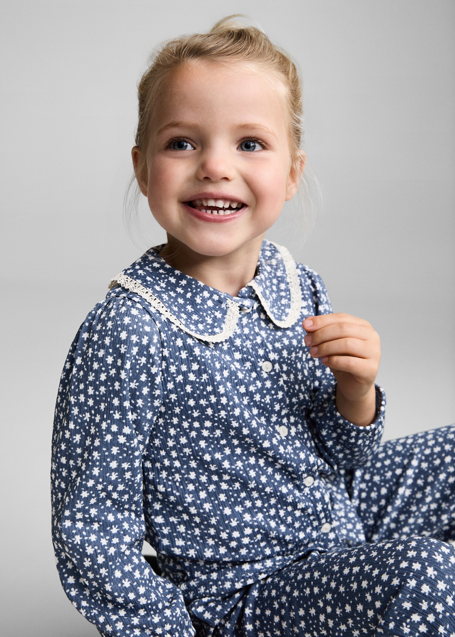 Printed blouse with babydoll collar - Details of the article 2
