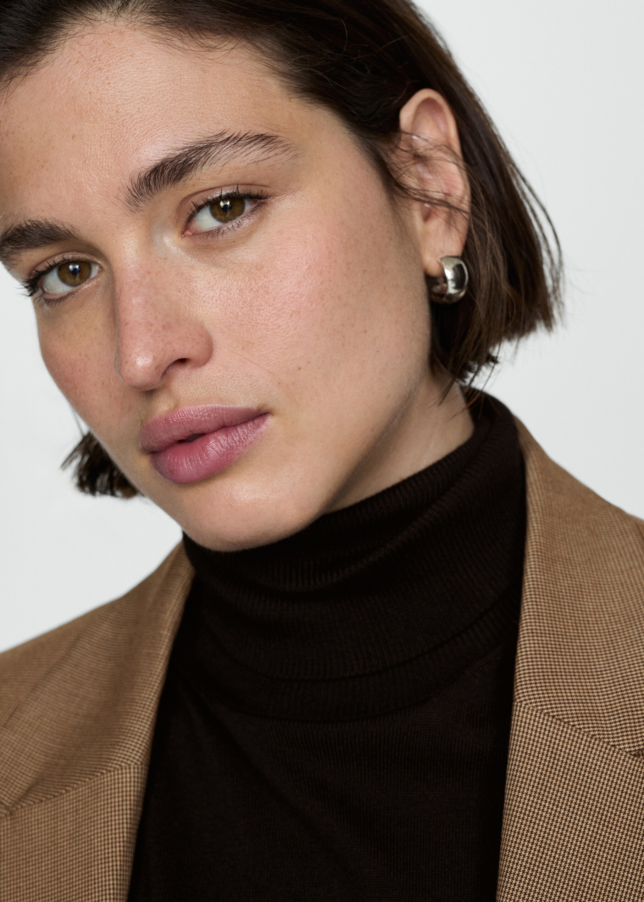 Front button closure - Details of the article 4, Chocolate. Ref: 77035637-00.