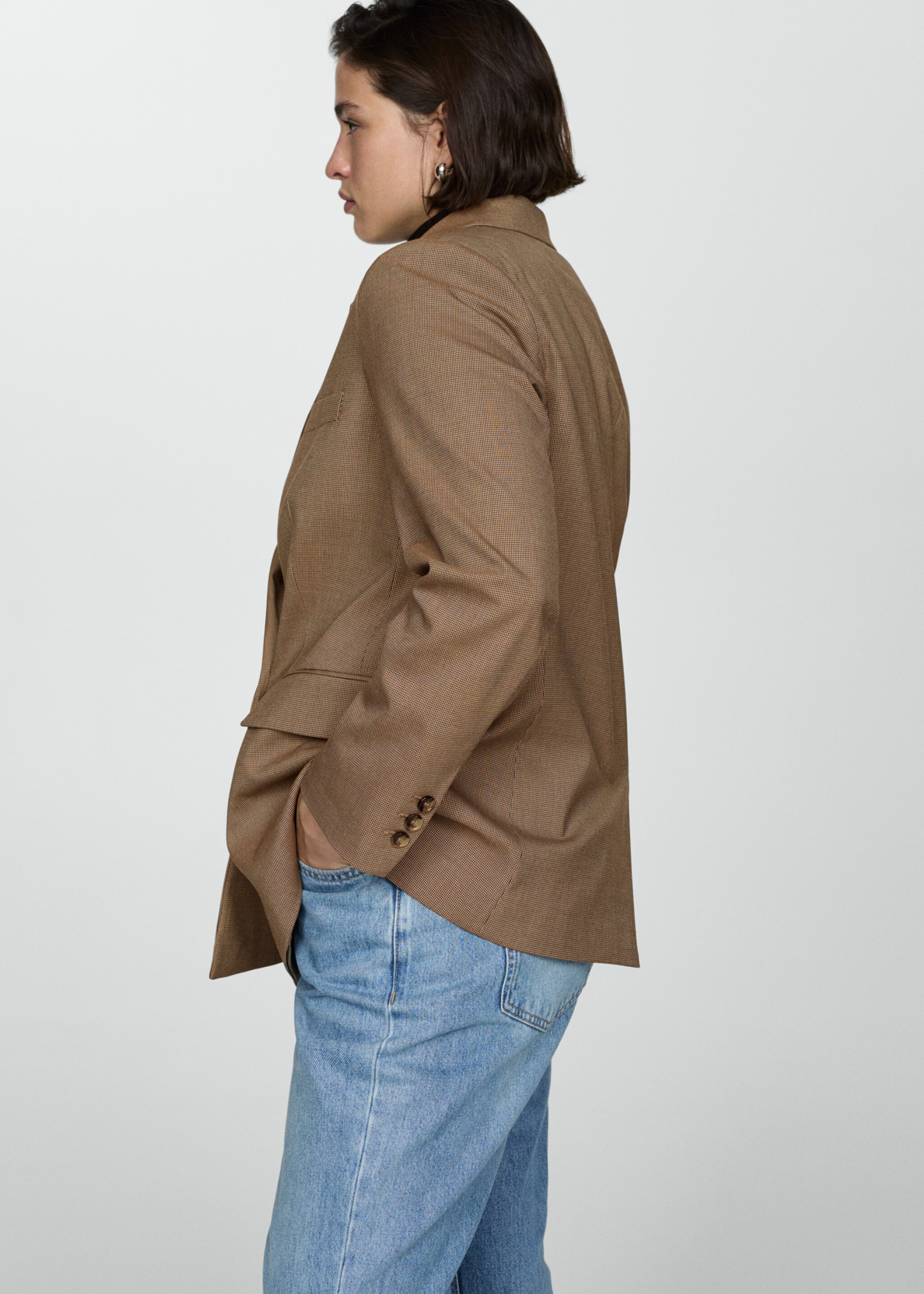 Front button closure - Details of the article 5, Chocolate. Ref: 77035637-00.