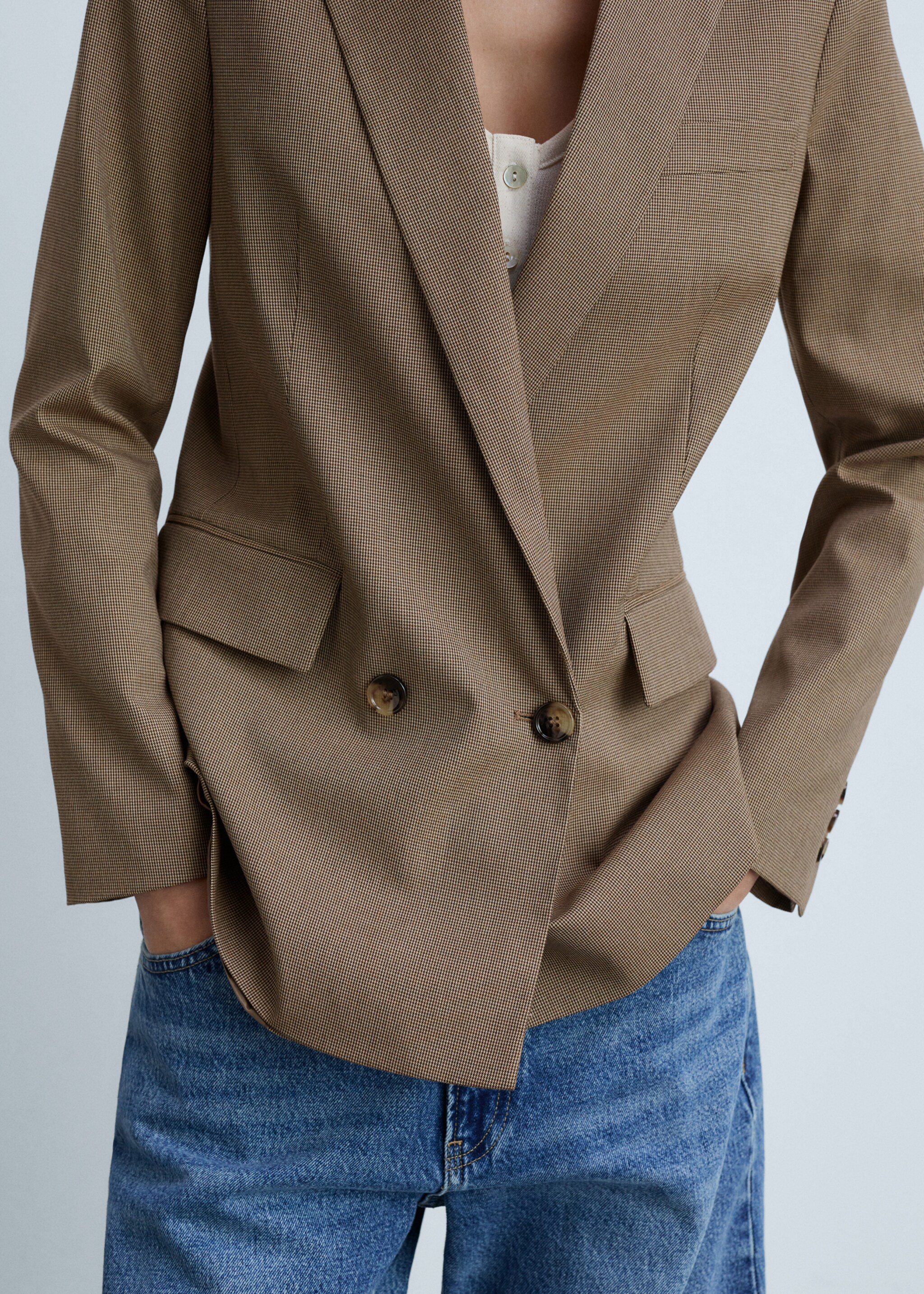 Front button closure - Details of the article 6, Chocolate. Ref: 77035637-00.
