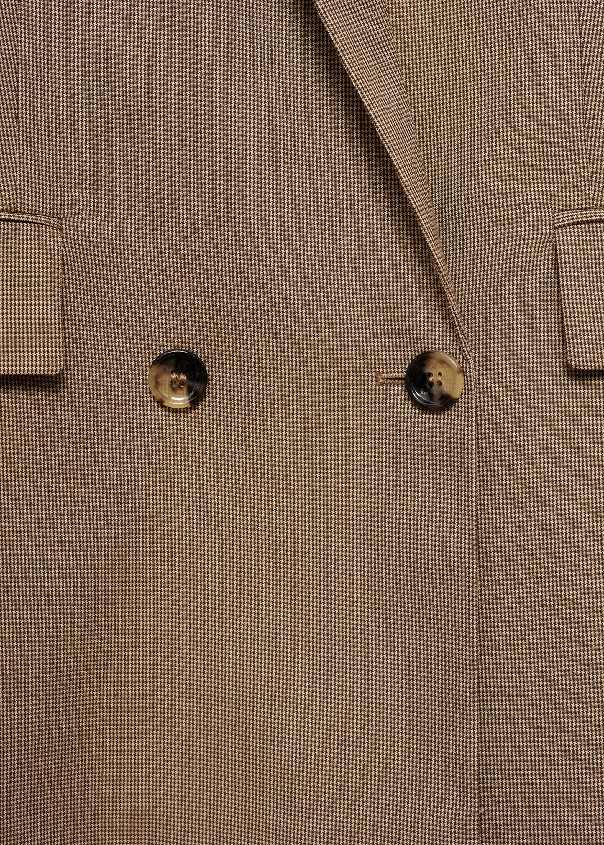 Front button closure - Details of the article 8, Chocolate. Ref: 77035637-00.