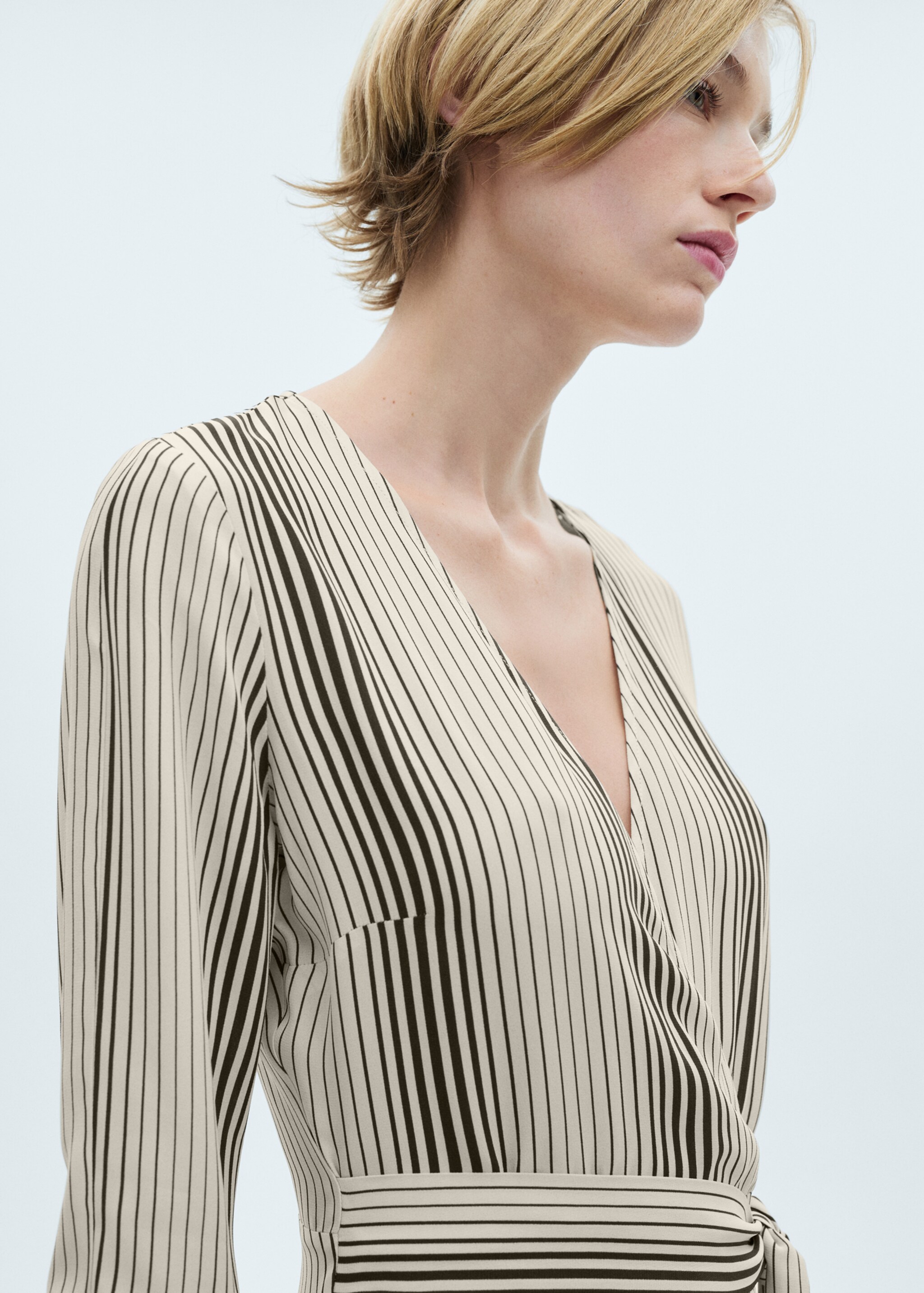 Stripe-print dress with bow - Details of the article 1, Ecru. Ref: 77035647-00.