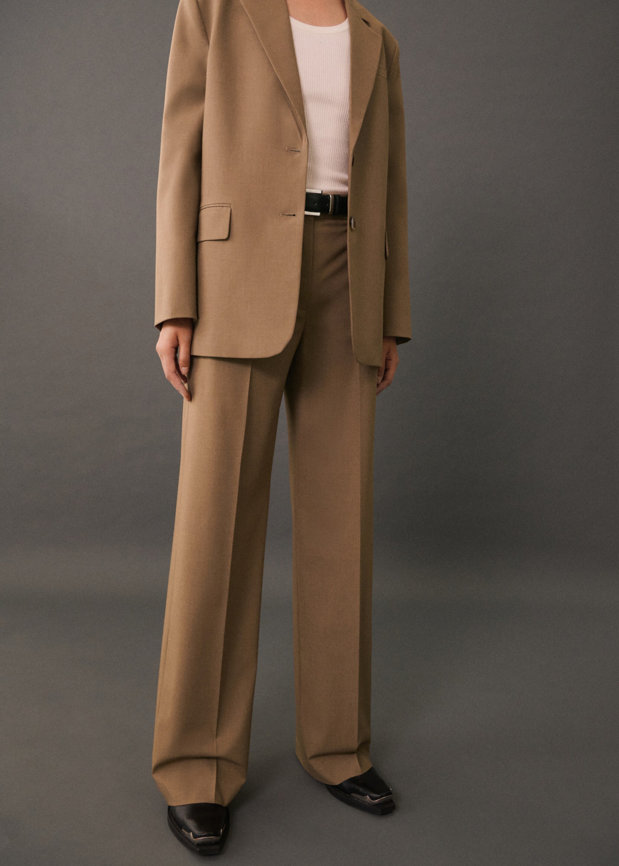 Pantalon costume pinces - Plan moyen, Marron moyen. Ref: 77035651-00.