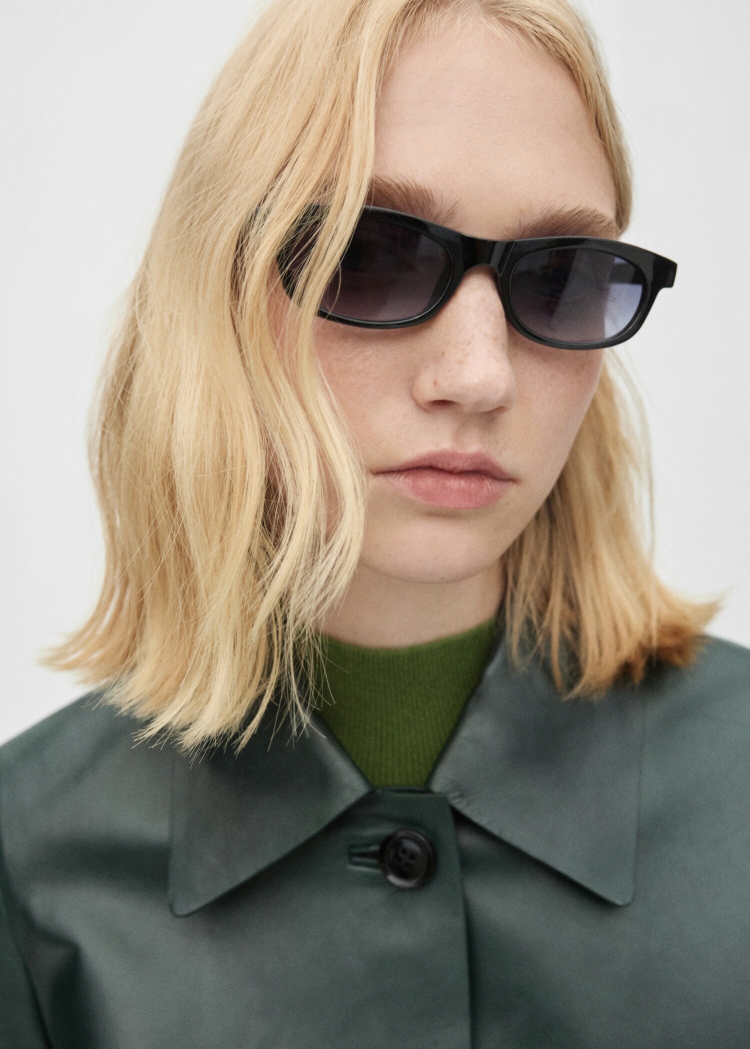 Buttoned leather jacket - Details of the article 1