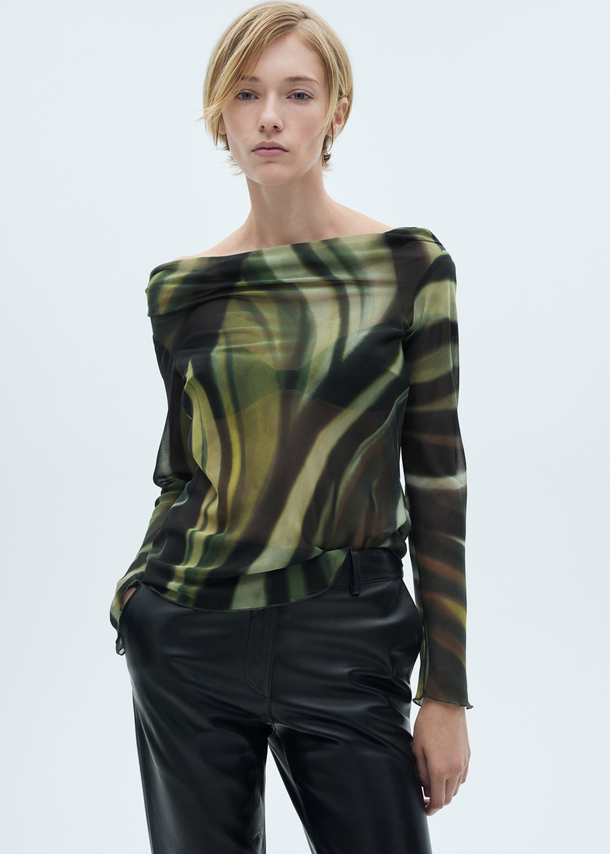 Semi-transparent printed blouse - Medium plane, Black. Ref: 77035667-00.
