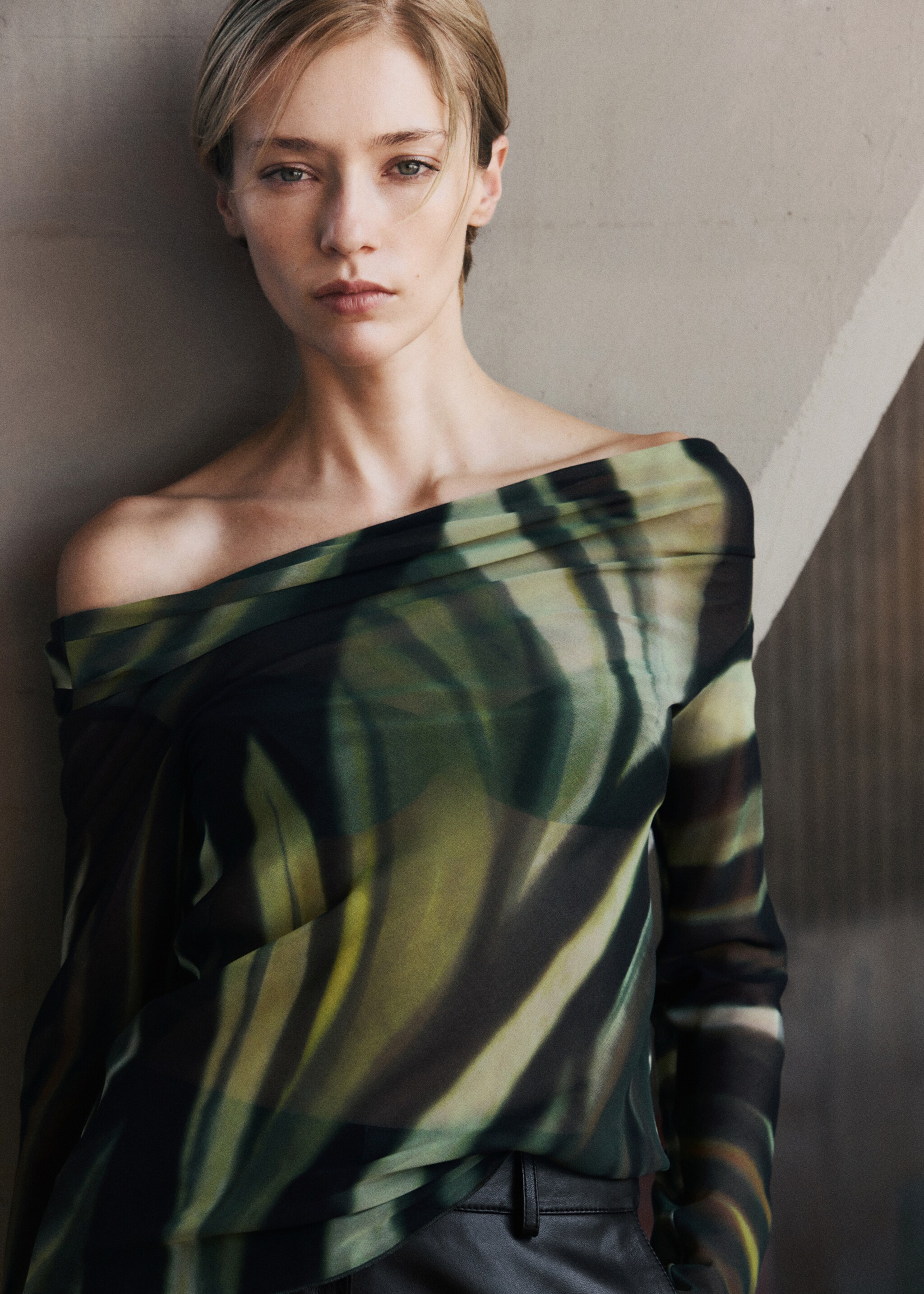 Semi-transparent printed blouse - Details of the article 6, Black. Ref: 77035667-00.