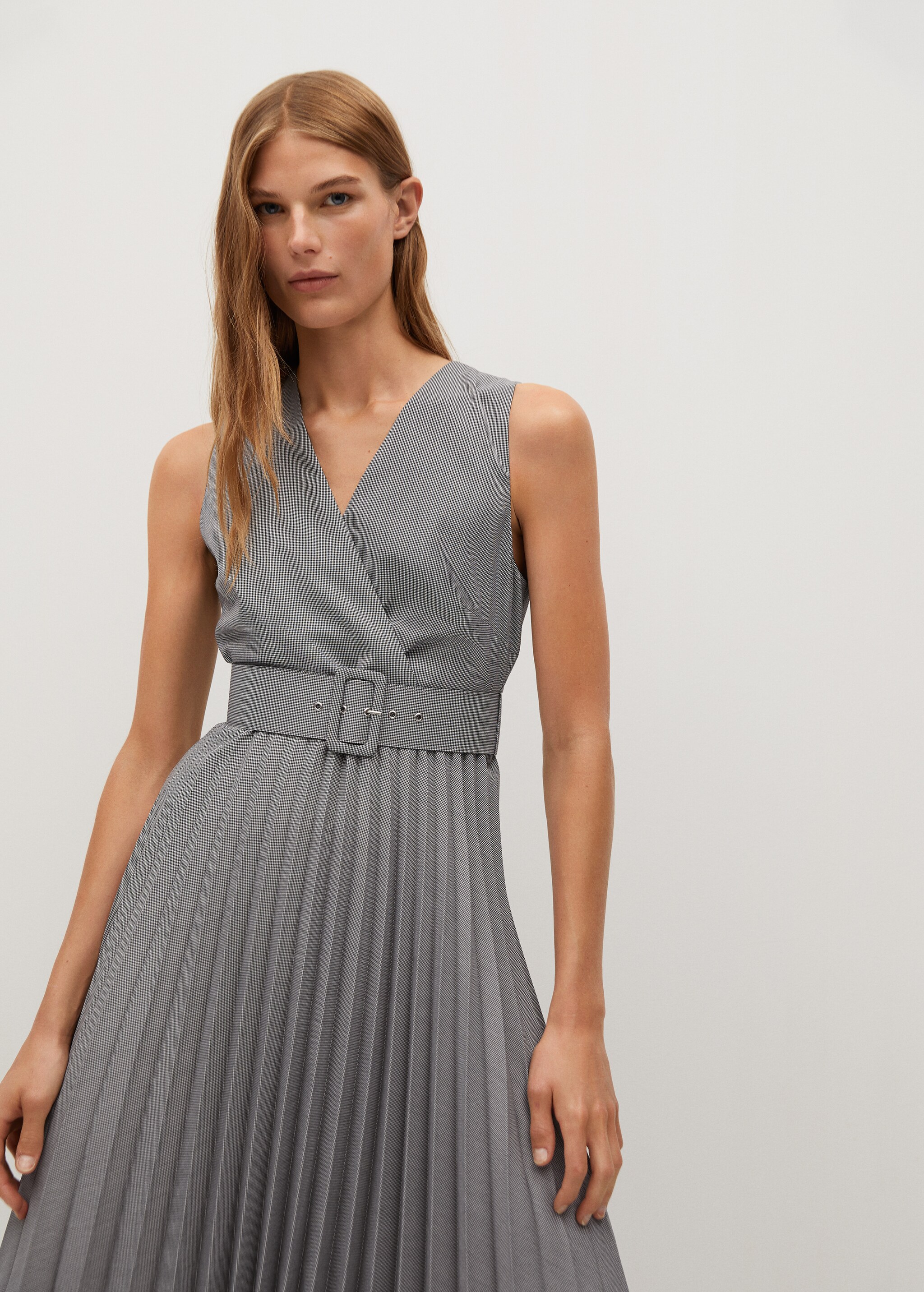 Vestido falda plisada - Plano medio