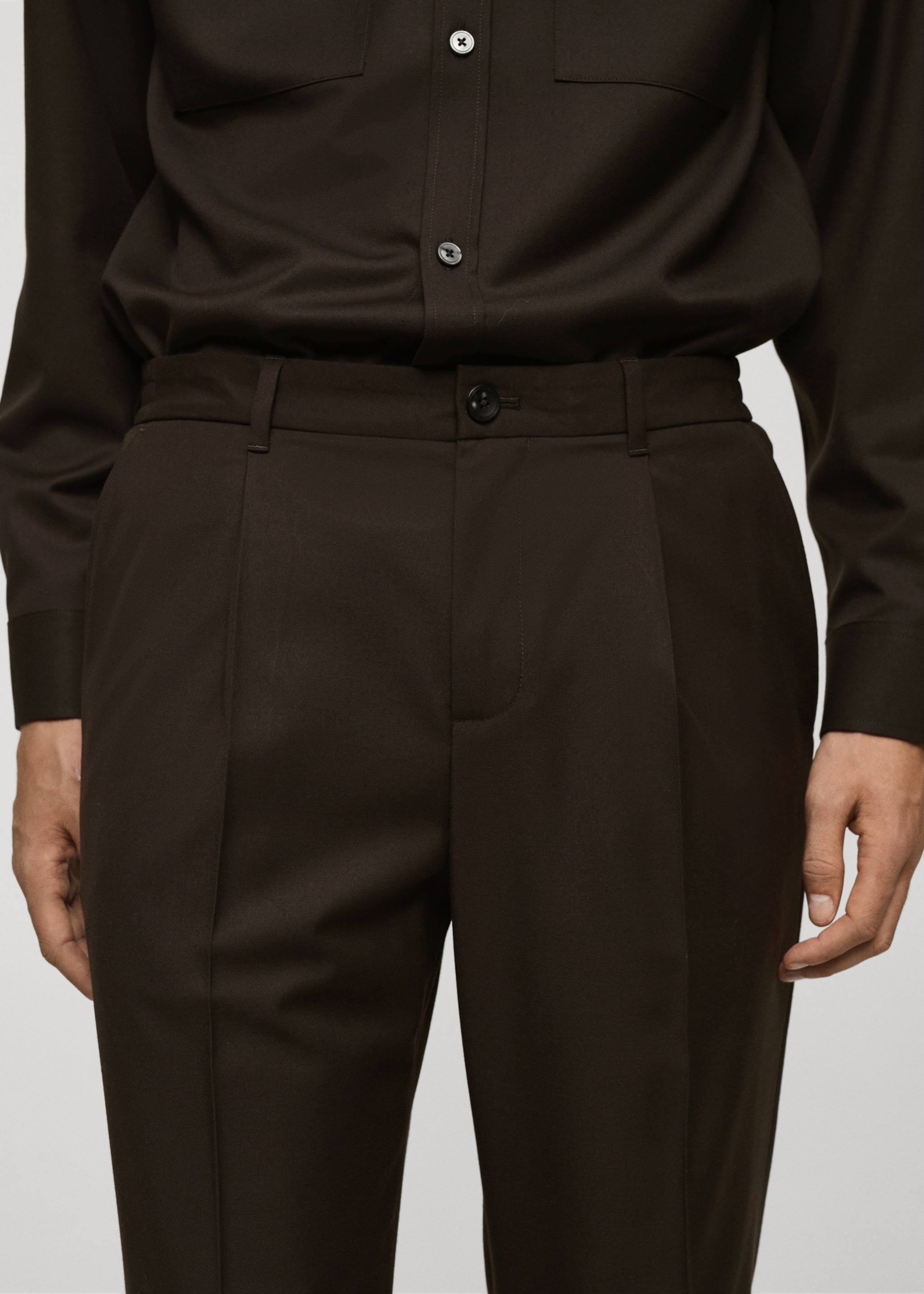Regular-fit pleated trousers - Details of the article 1, Chocolate. Ref: 77035965-00.